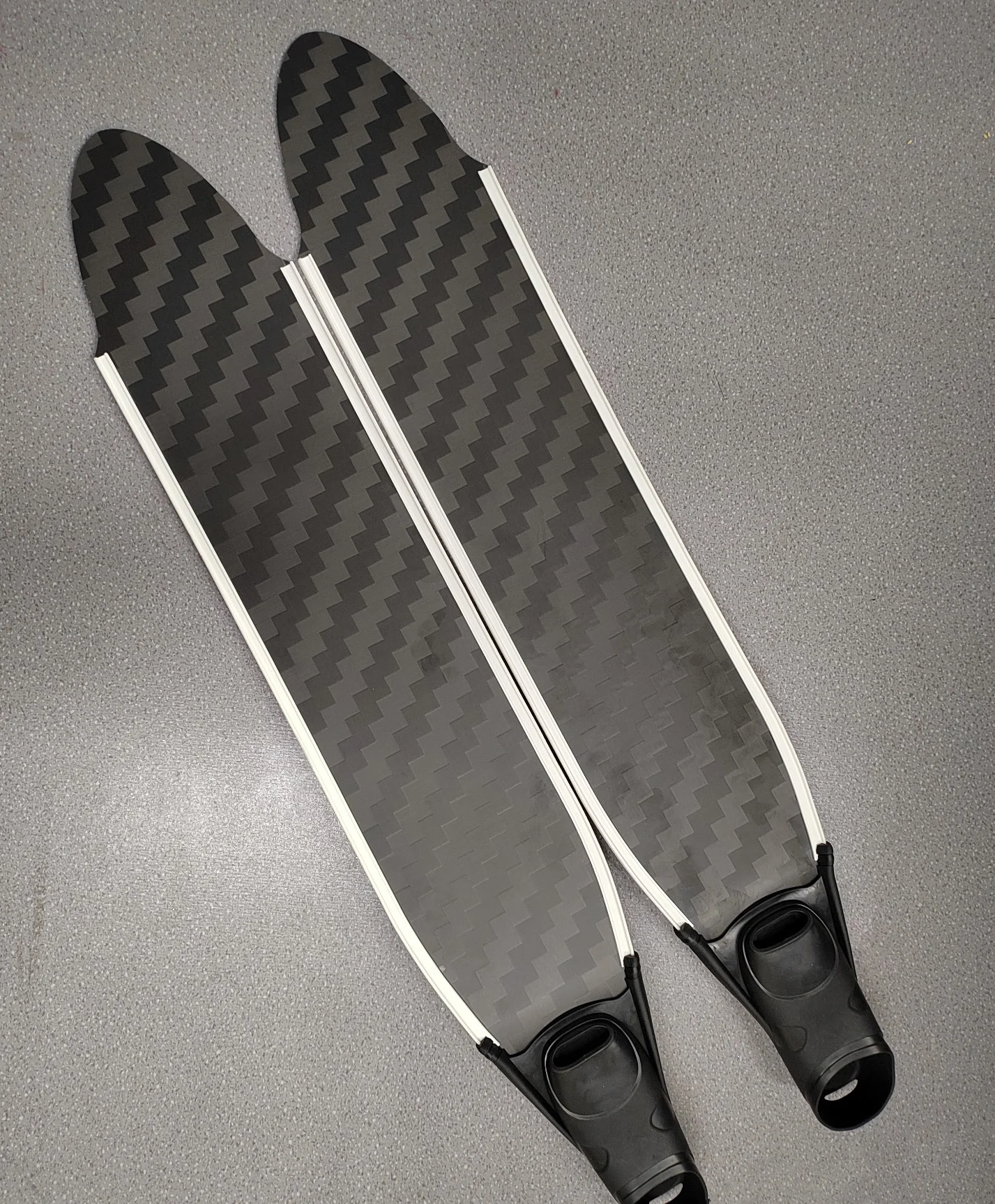 Плавники из углеродного волокна с логотипом и узором для подводной охоты