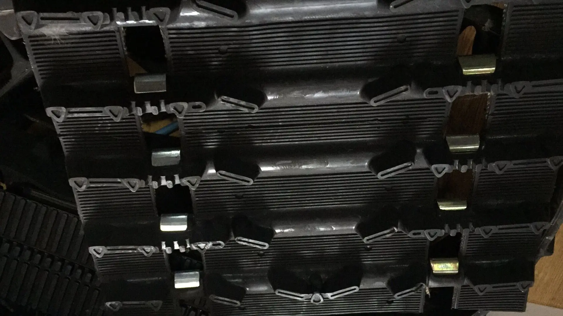 Резиновая дорожка для снегохода 380x64x48 15x121 YMH SX Viper 700 и ER