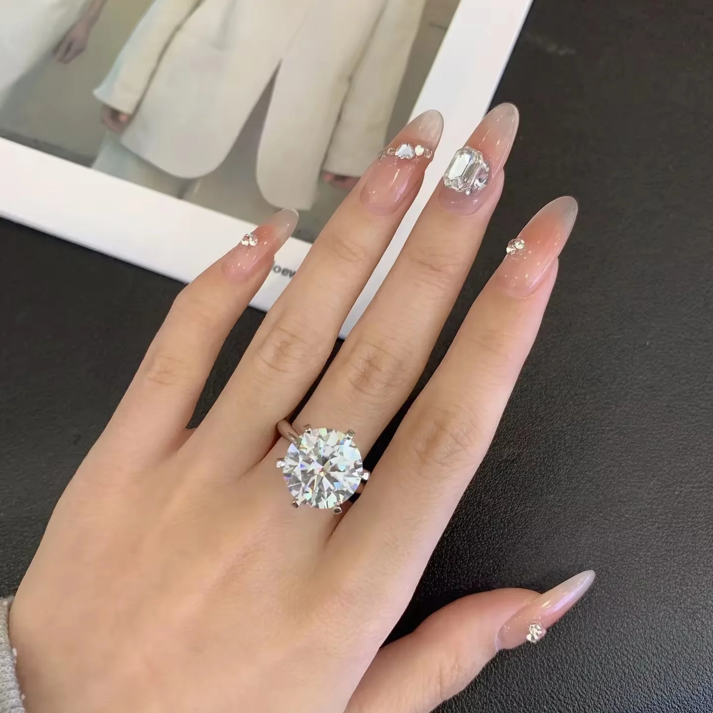 Custom 9K/14K/18K Fine Jewelry Moissanite Diamond Ring 18K White Round Brilliant Cut Solitaire Ring Six-Prong Engagement Ring