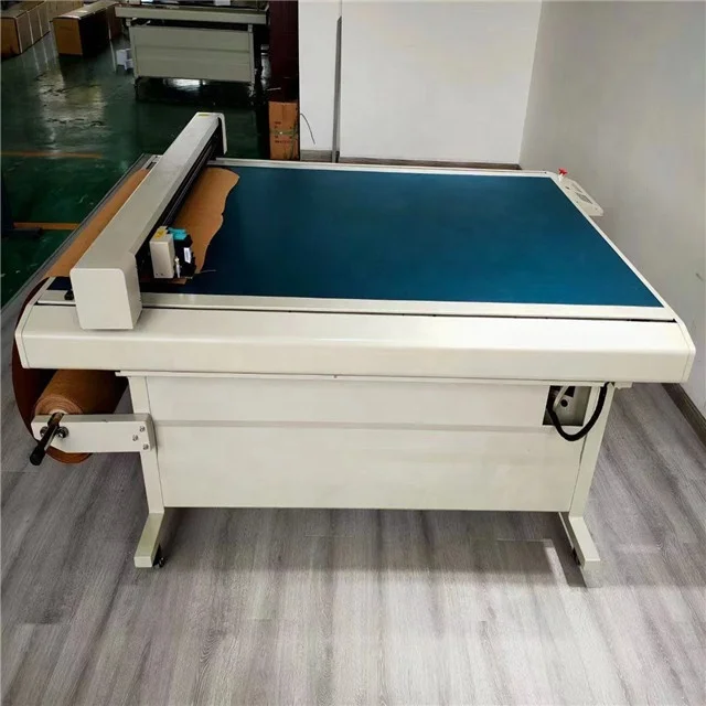 Плоттер для рисования и резки одежды
