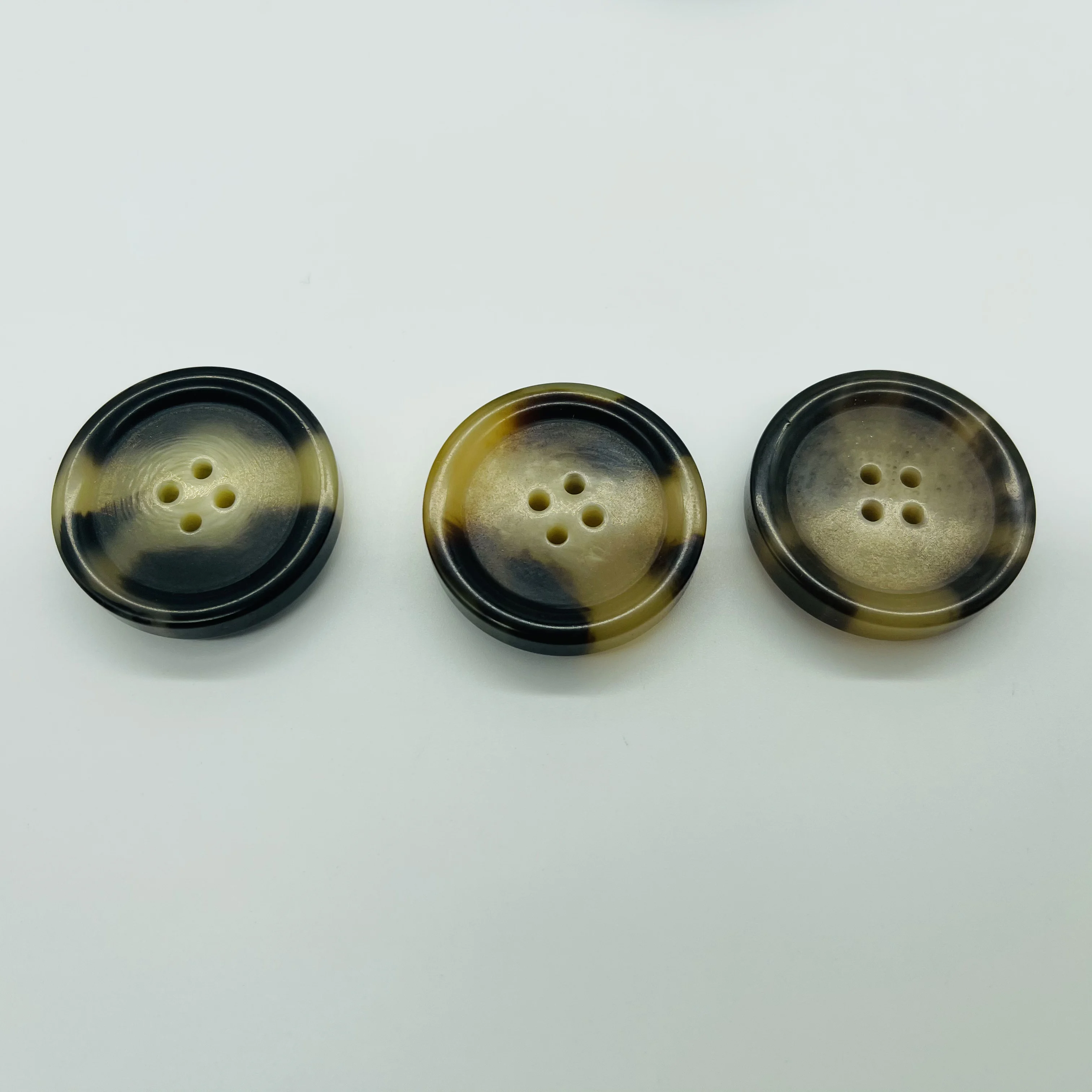 
High Tenacity Fast Delivery 14L-40L China Custom Buttons For Clothes And Jacket 