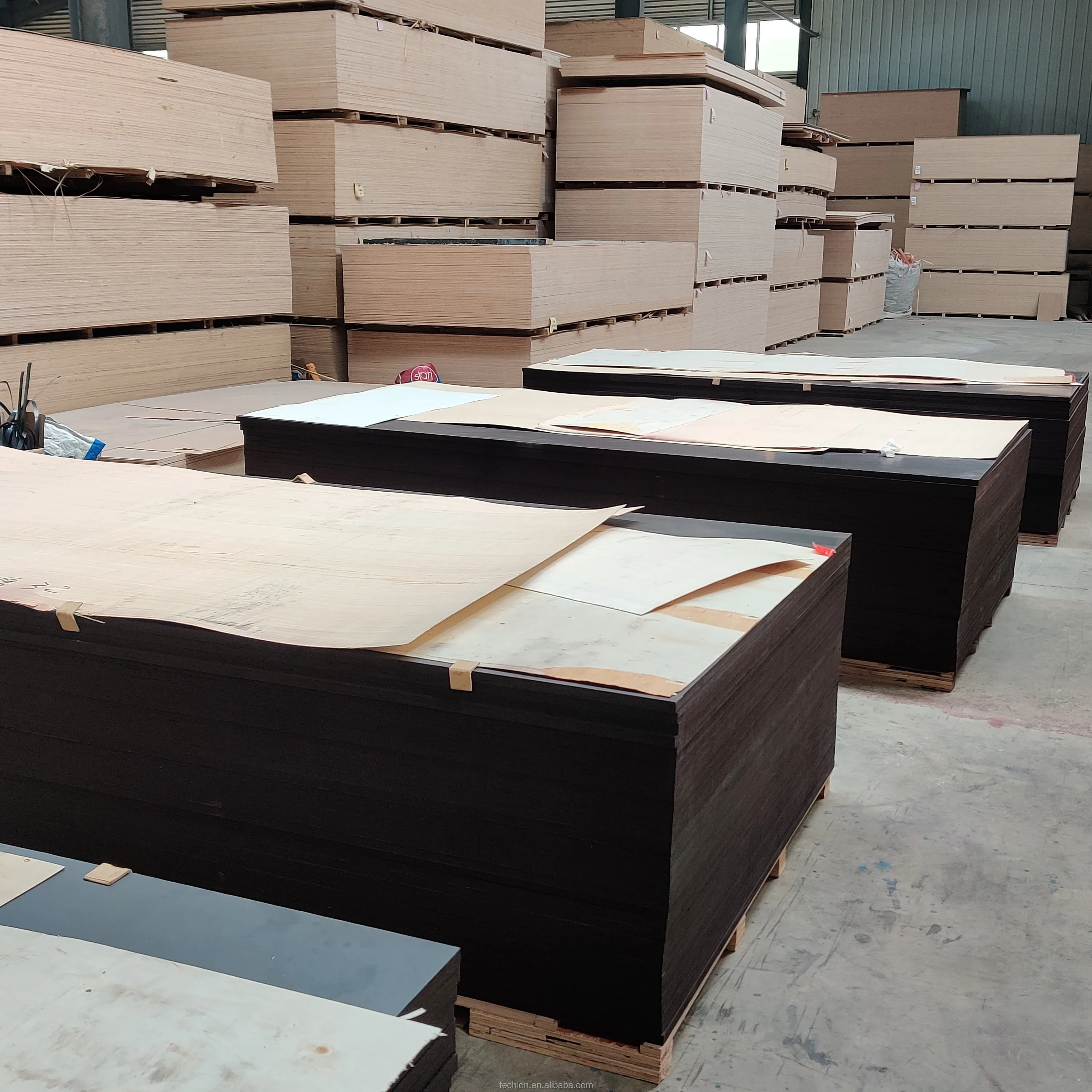 1250*2500 15mm 100% birch waterproof black film faced wooden plywood sheet