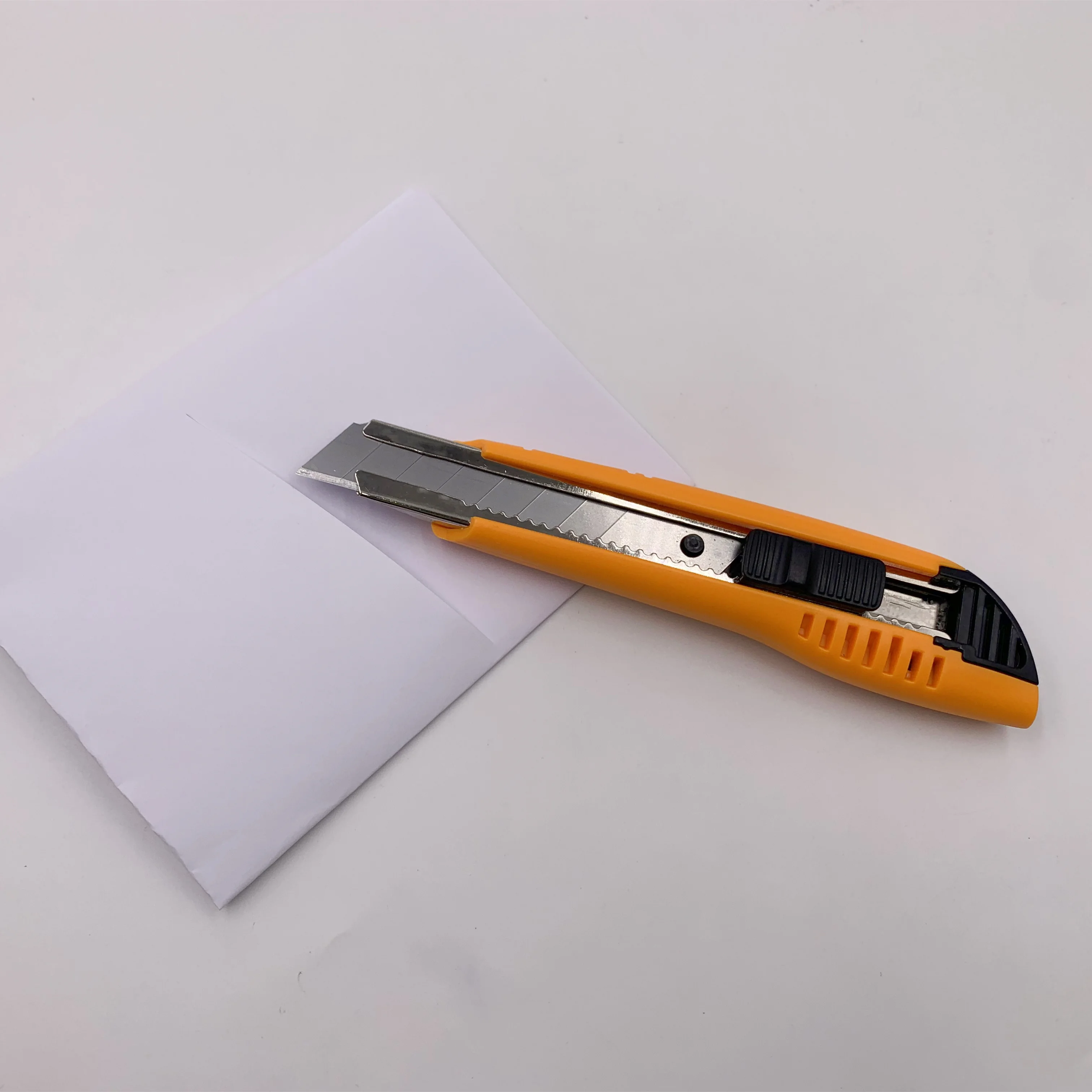 Plastic Handle Carbon Steel Blade Art Knife Sliding Retractable Cutter Paper Sliding Cutter Utility Knife