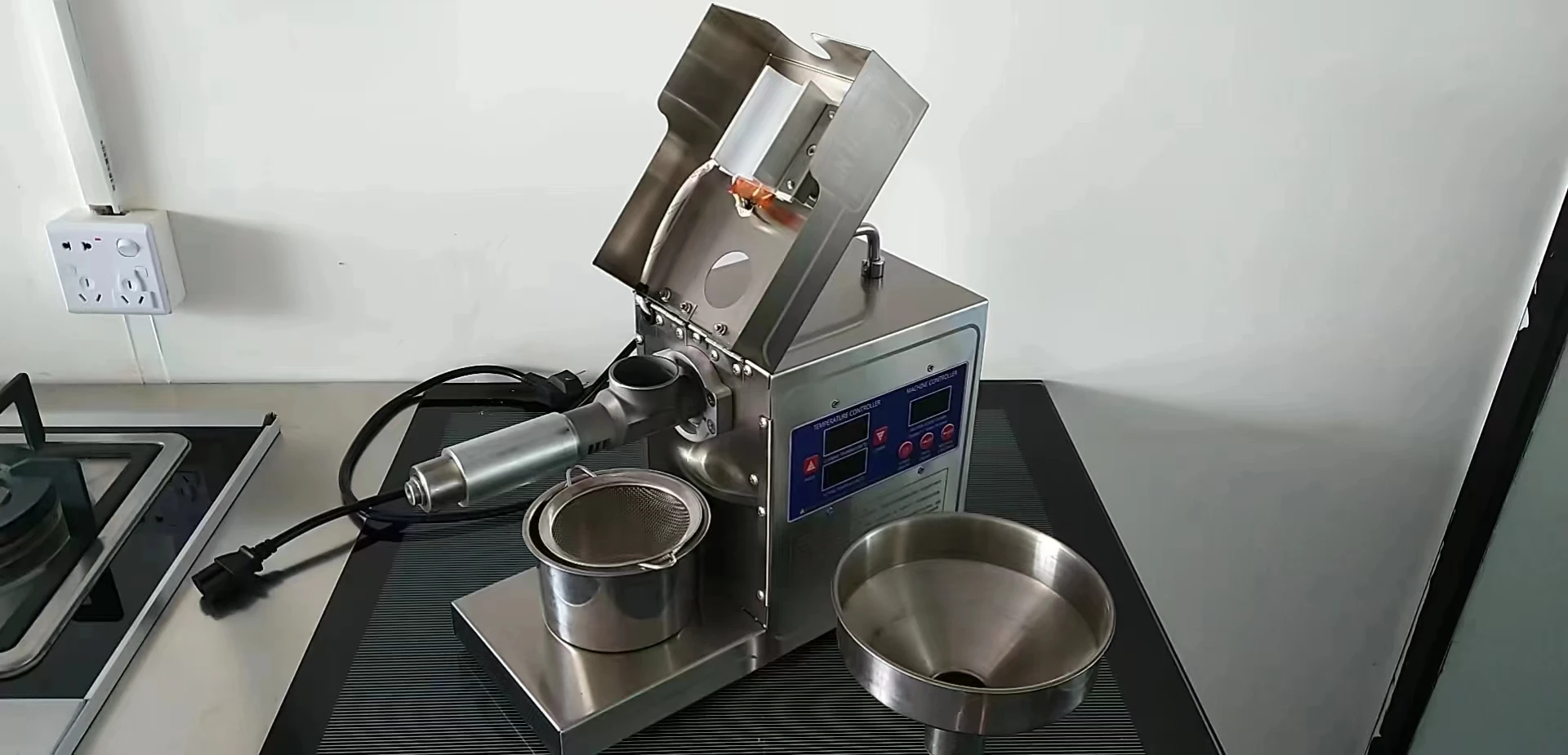 Stainless Steel Adjustable temperature Sesame peanut 30 kinds of raw materials oil Press Machine oil Maker/Coconut Expeller