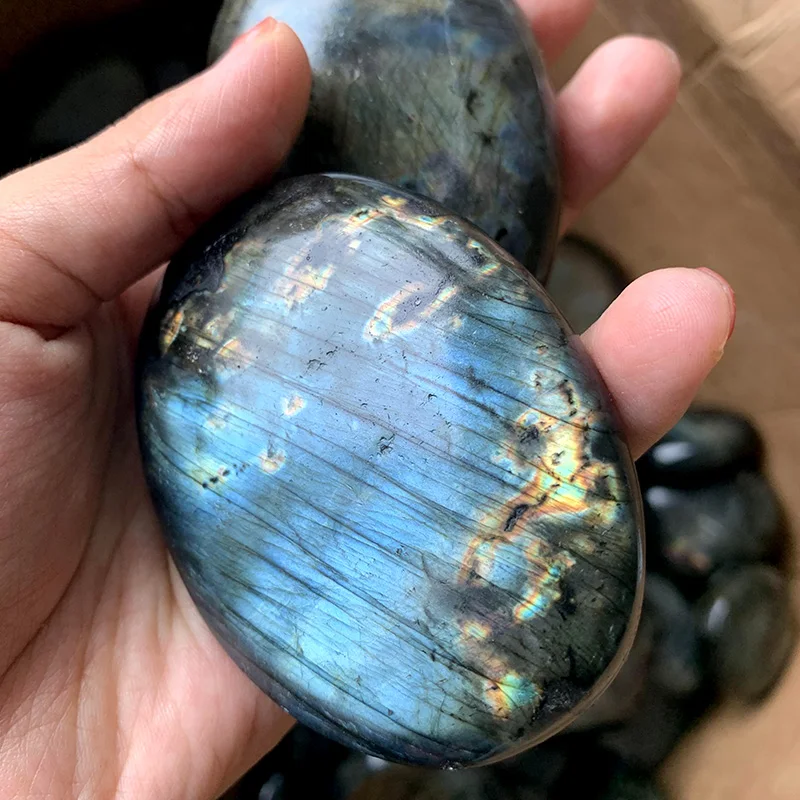 wholesale high quality natural crystal labradorite palm stone with flash for decoration