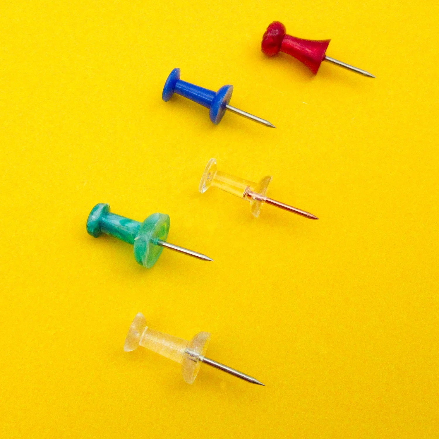 Various shapes and colors office plastic novelty golden rose colorful push pins and thumb tacks box packing for home daily used