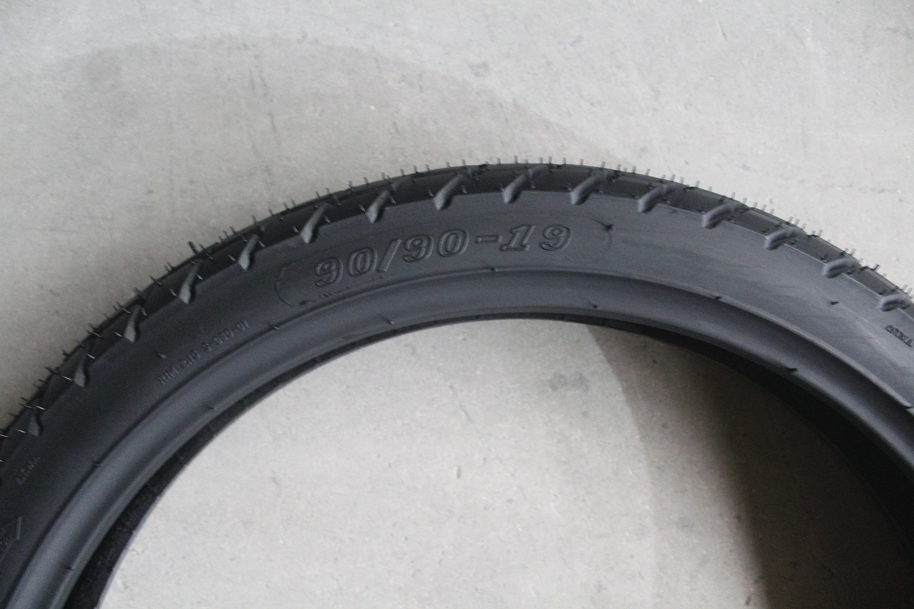 HLM Tubeless Motorcycle Tire 90/90-18 90/90/19 China Top Factory Japanese Technology