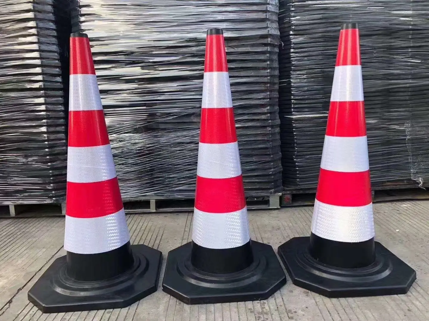 new design rubber traffic cone 9 sizes weight with different price reflect light traffic safety cones road construction warning