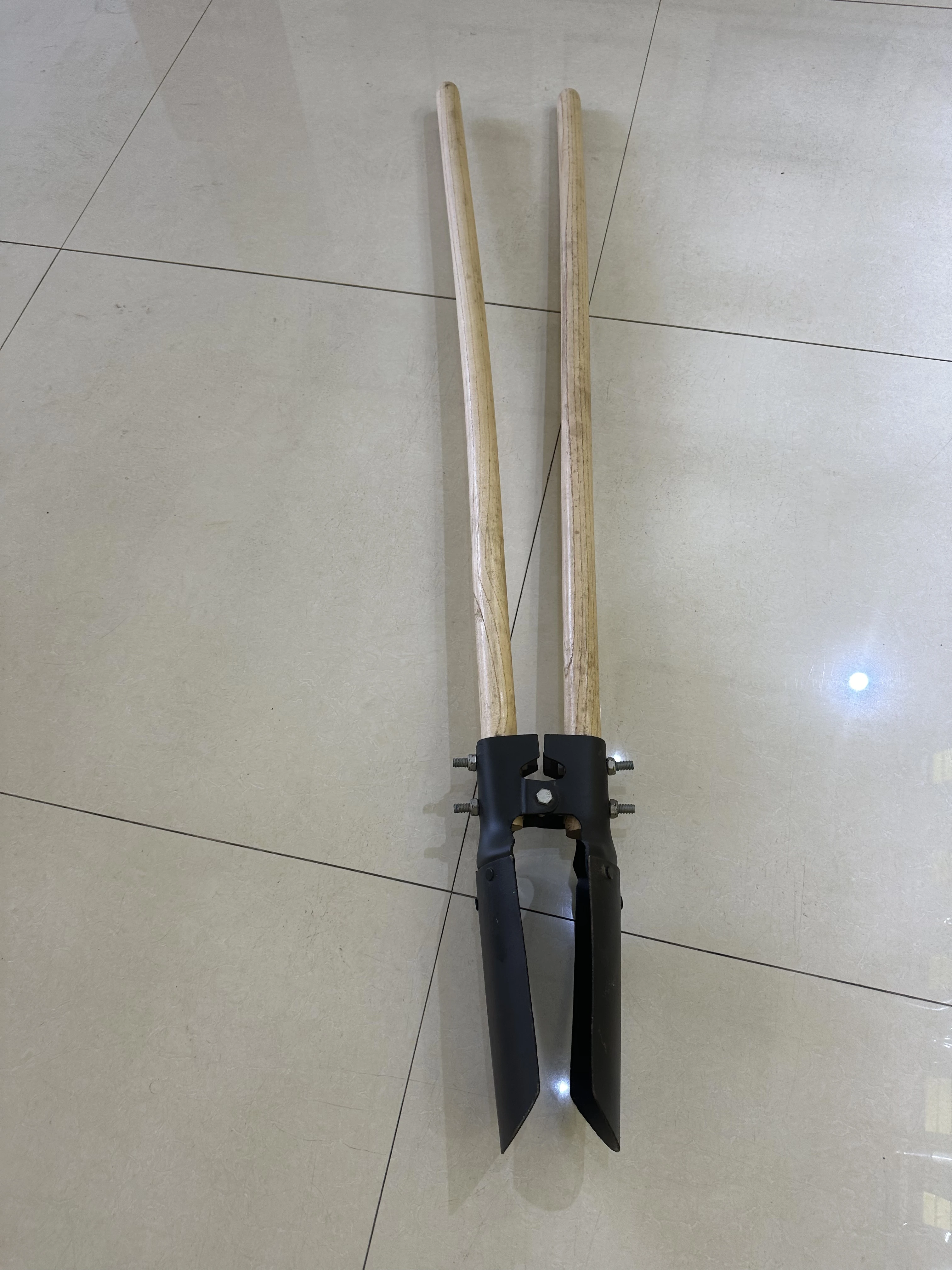 Factory Price Farm Tools Post Hole Digger With Wooden Metal Fiberglass Handle