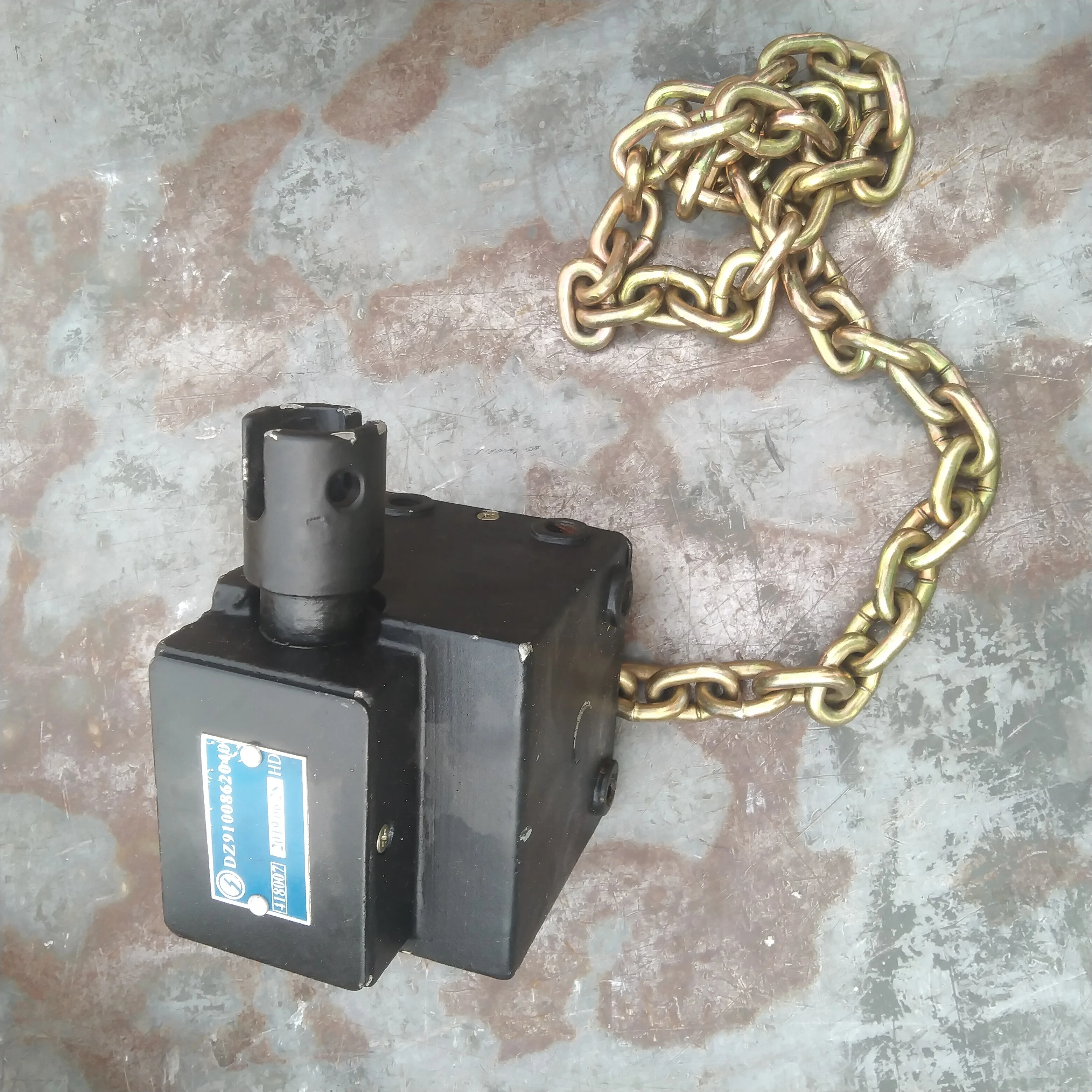 be used for Shaanxi Heavy truck SX2190 Oron  spare parts Spare wheel carrier DZ9100862040