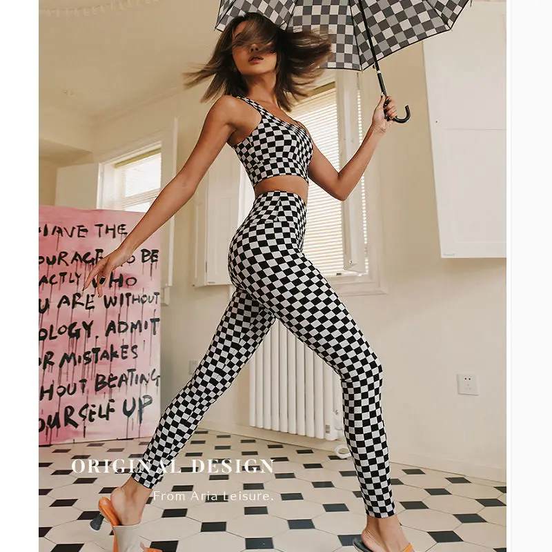 Hottest contrast color fashion black and white chess yoga clothes sports fitness pants yoga suit set vest with chest pad