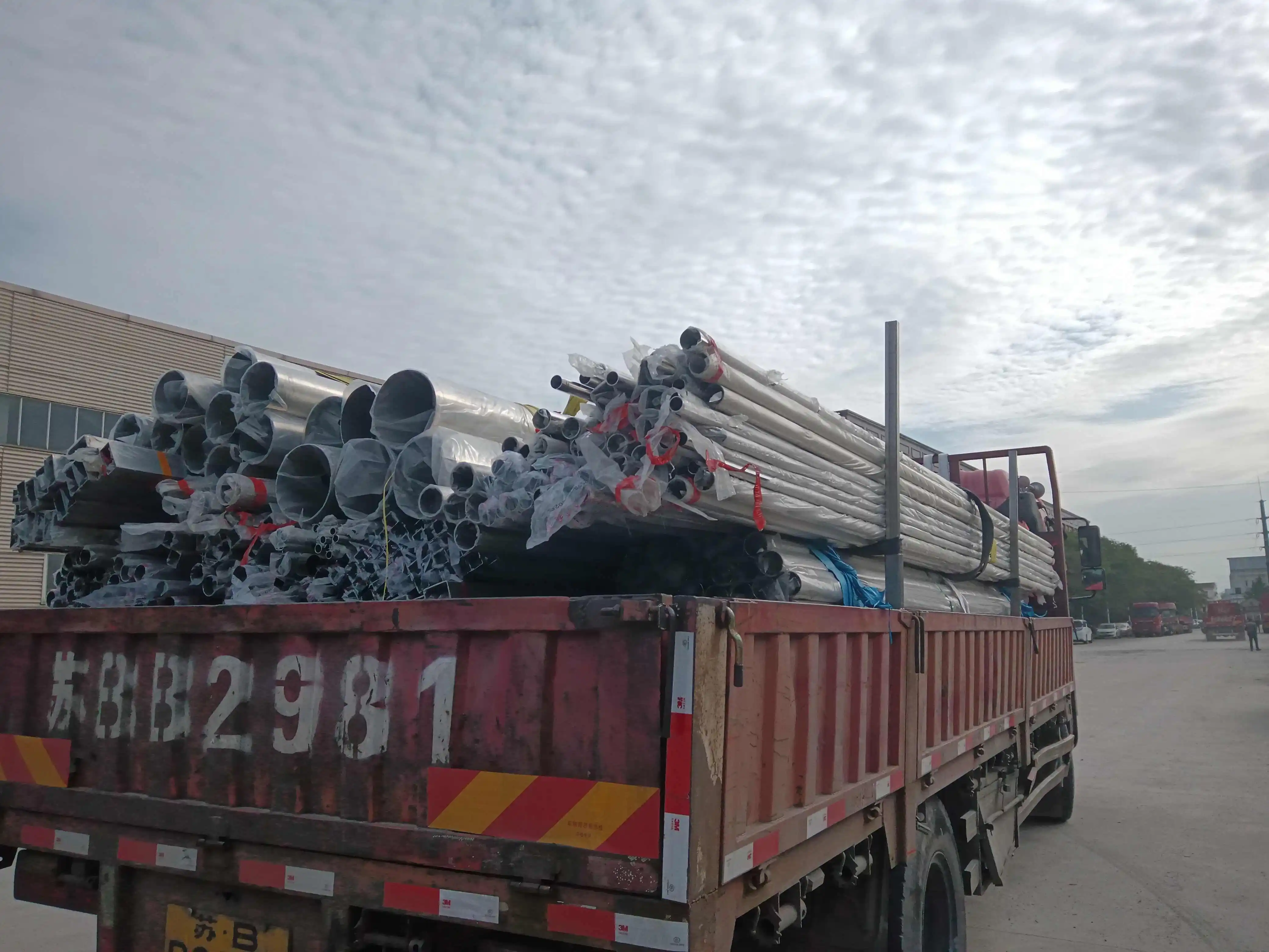 Stainless steel pipe provide safe, economical transportation of LNG, transporting natural gas to every location