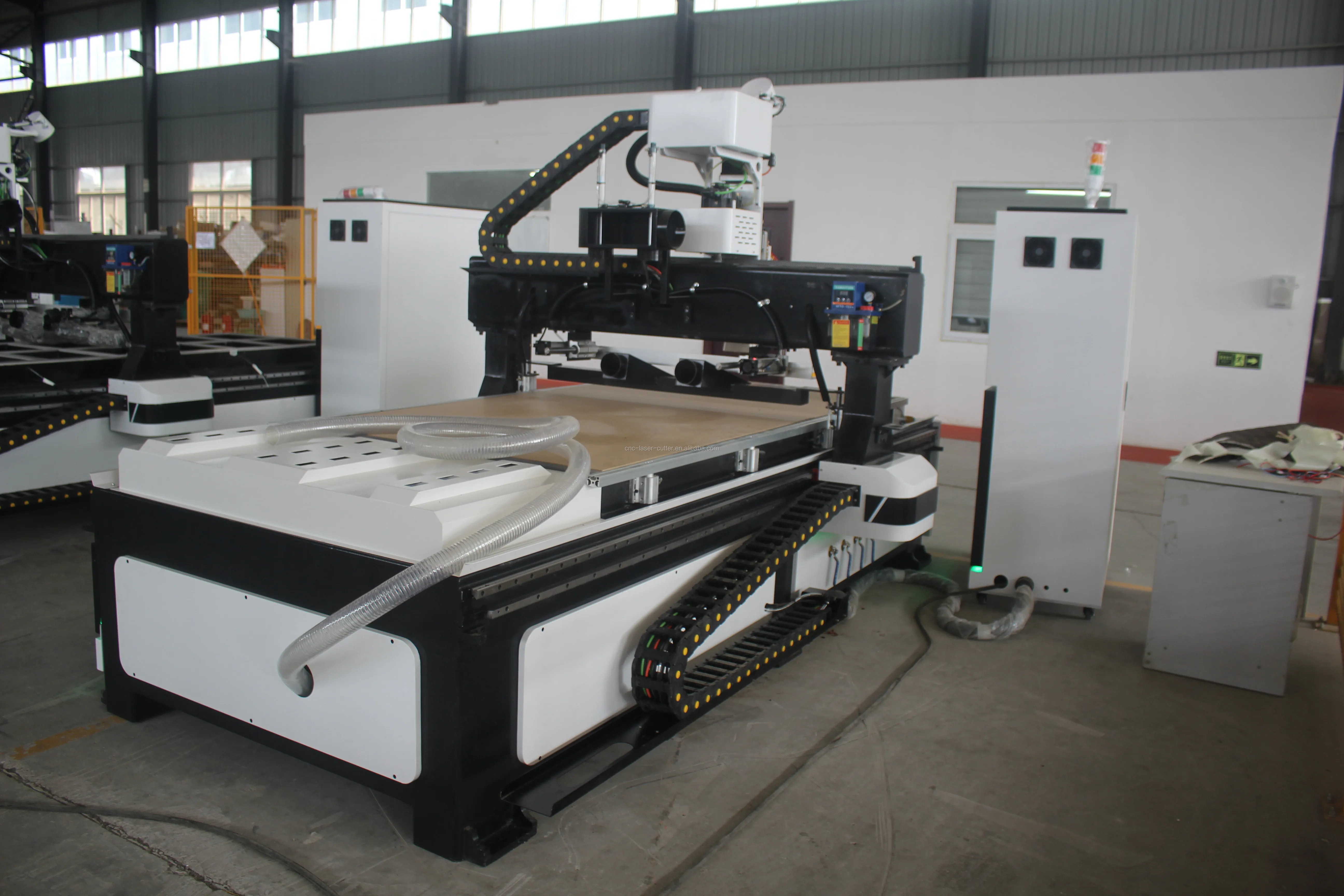 Деревообрабатывающий фрезерный станок с ЧПУ для рекламной