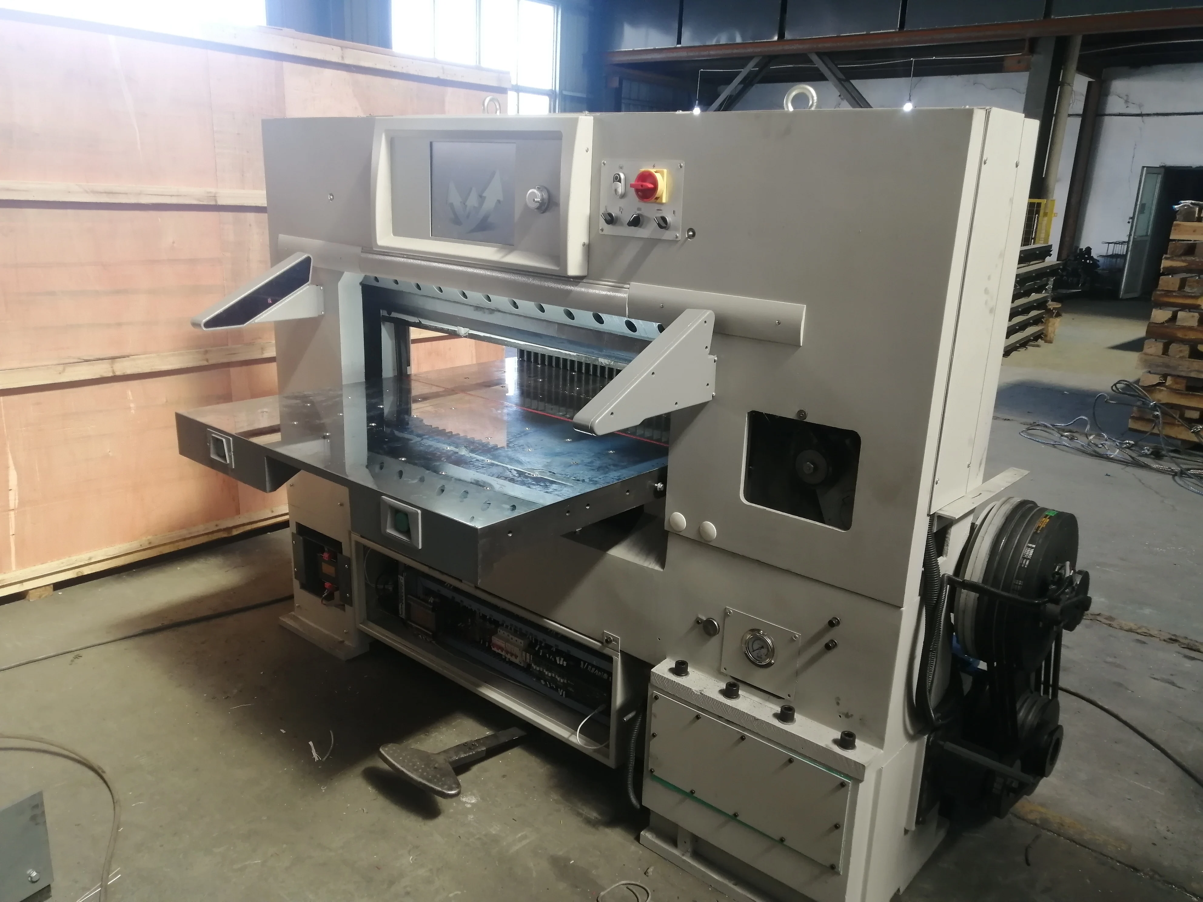 QZK-920M15 Digital Display Double Worm Wheel Double Guide Paper Cutting Machine 92 and GRAY WHITE 42cycles/min Cutter Capacity