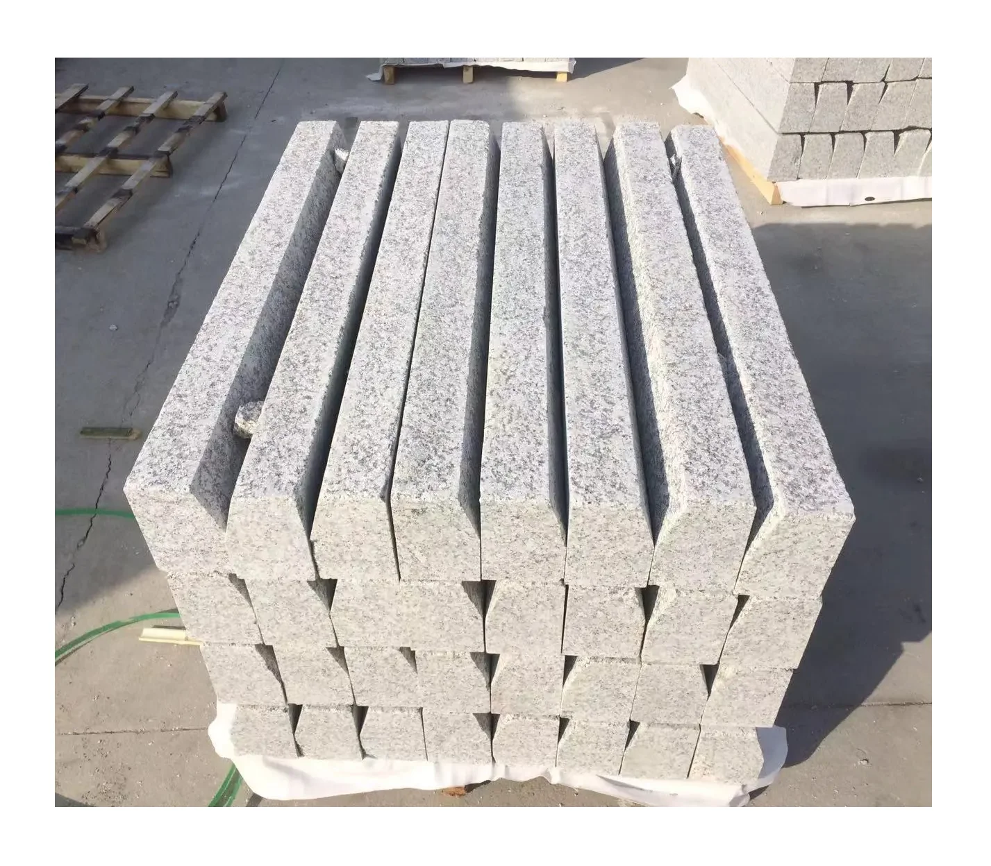 Wholesale Natural Granite Curved Kerb Stone China Supplier Outdoor Curb Stone Pavement Kerbstone