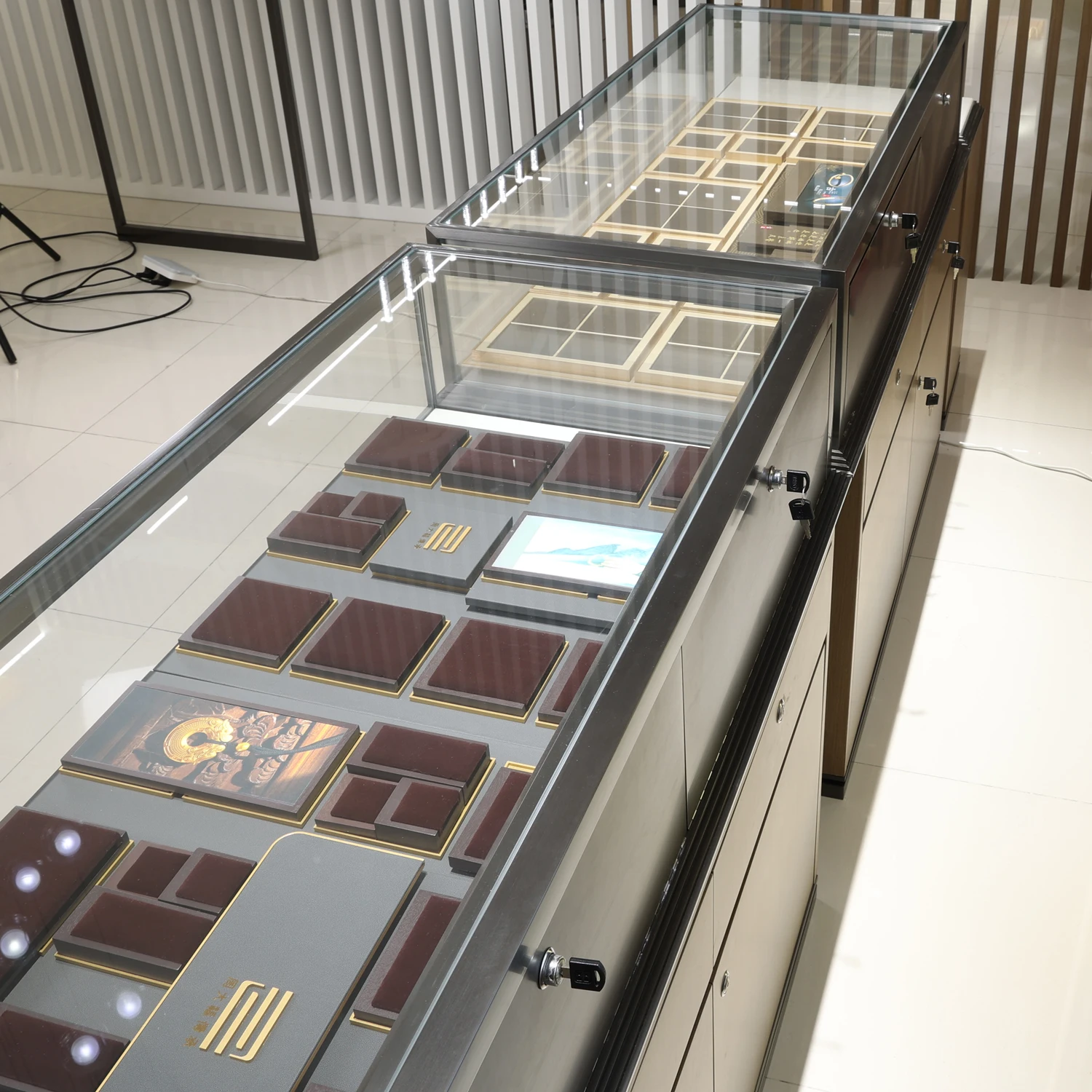 Jewelry Showroom One-Stop Service Shopping Mall White Luxury Jewelry Showcase Display Kiosk For Jewelry Store