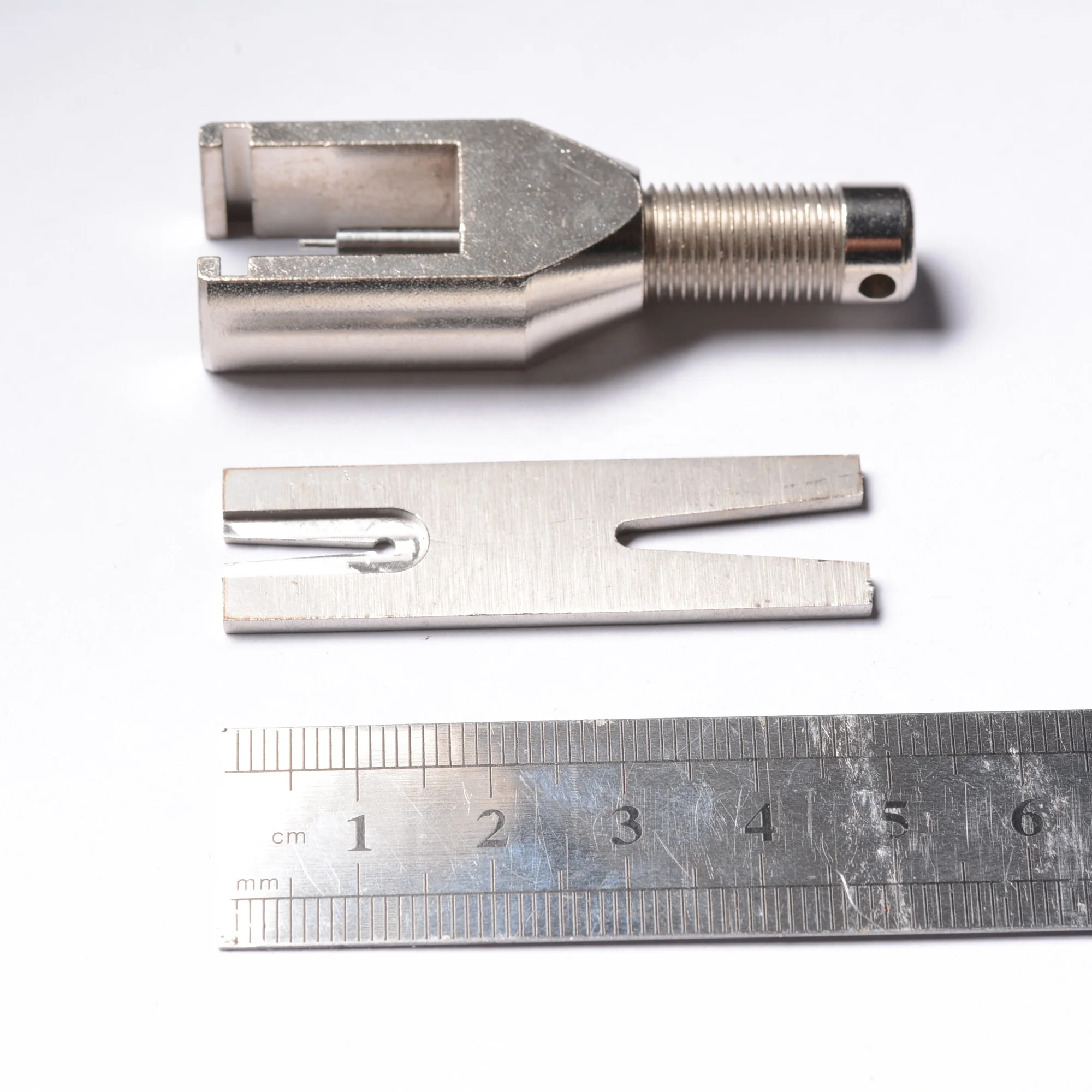 Mini puller Worm gear remover for model train engine