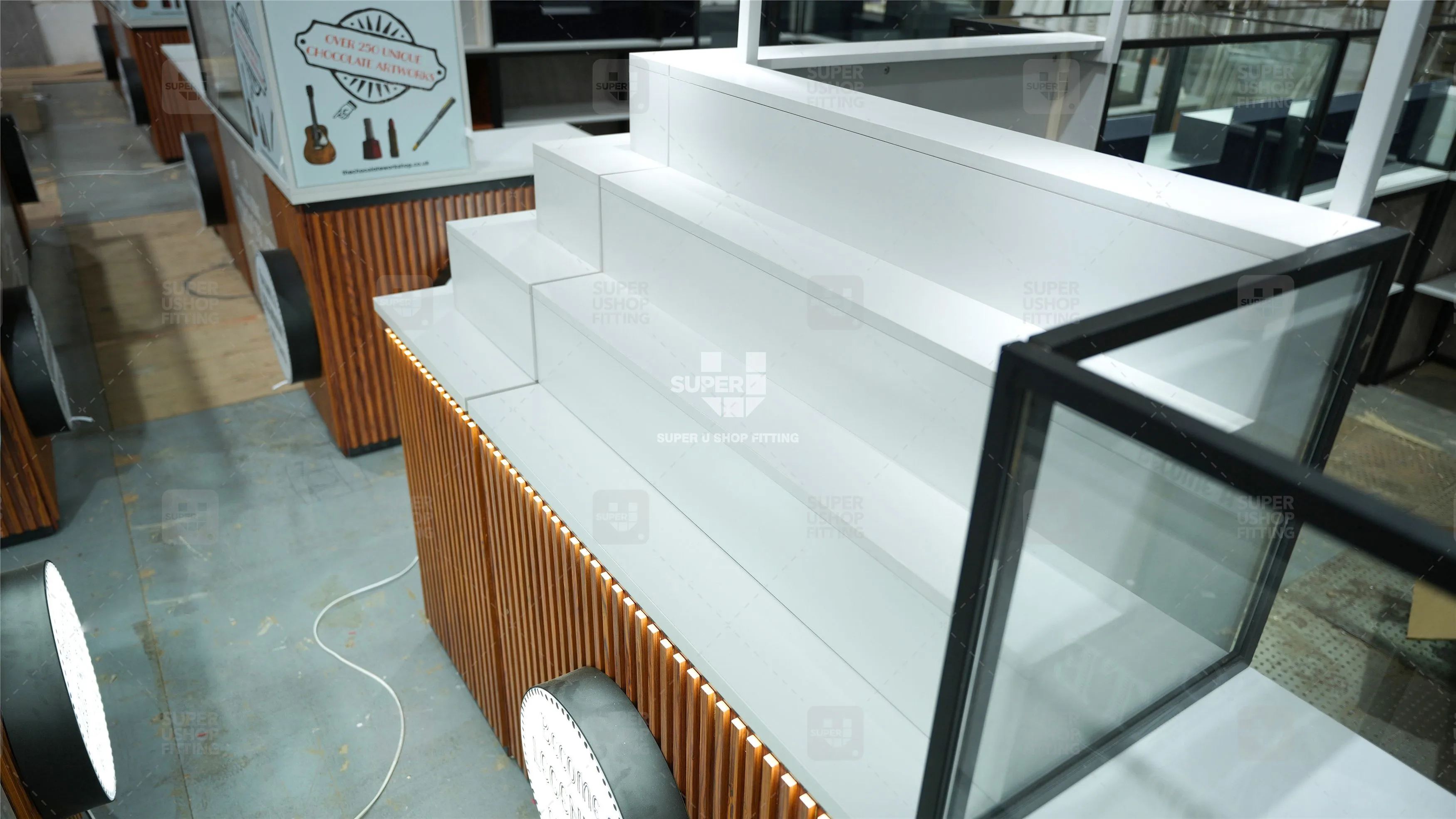 Wooden Custom Disassemble Coffee Showcase Display Trendy Sweets Shop Decoration Mall Kiosk Ideas for Chocolate