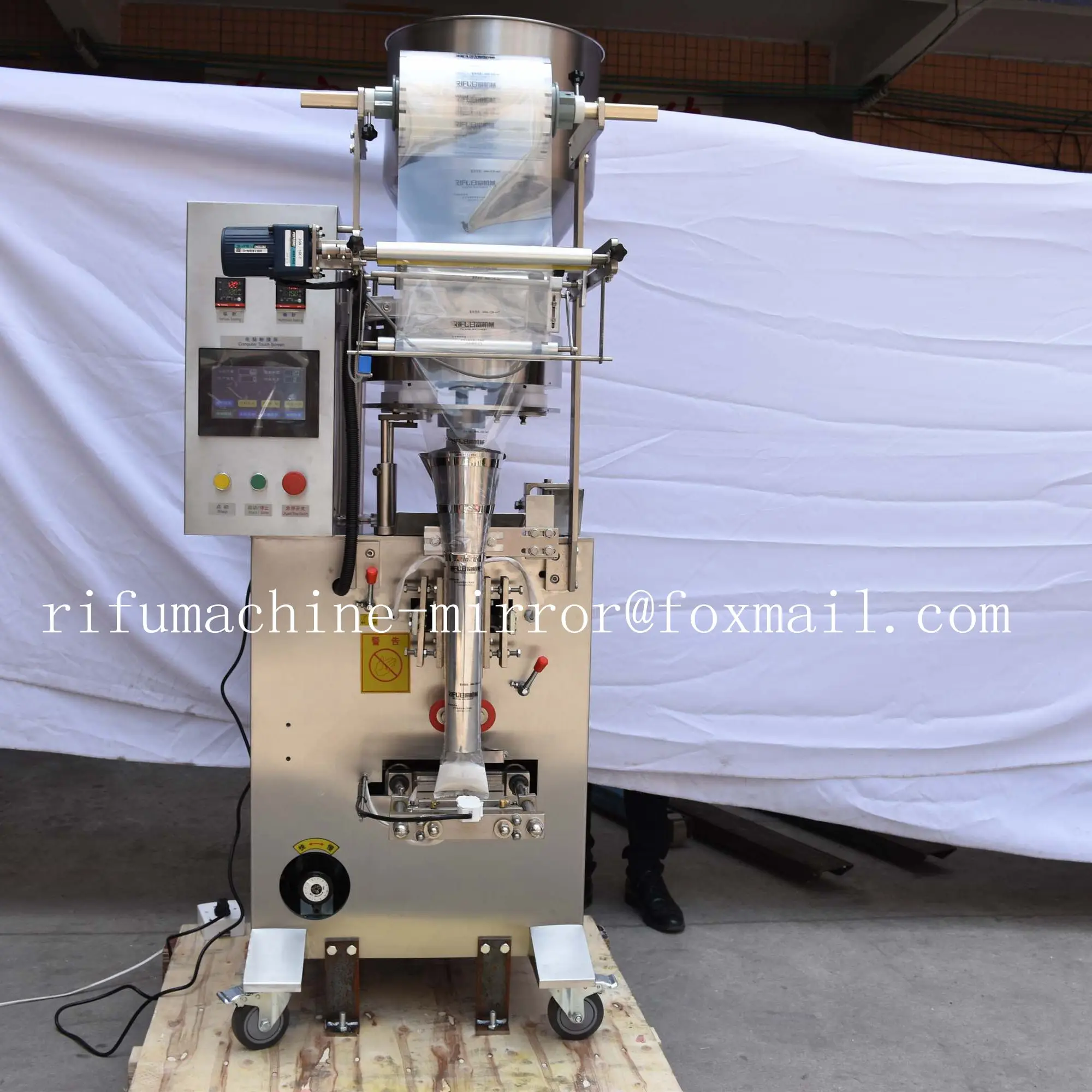 Automatic silica gel granule packing machine