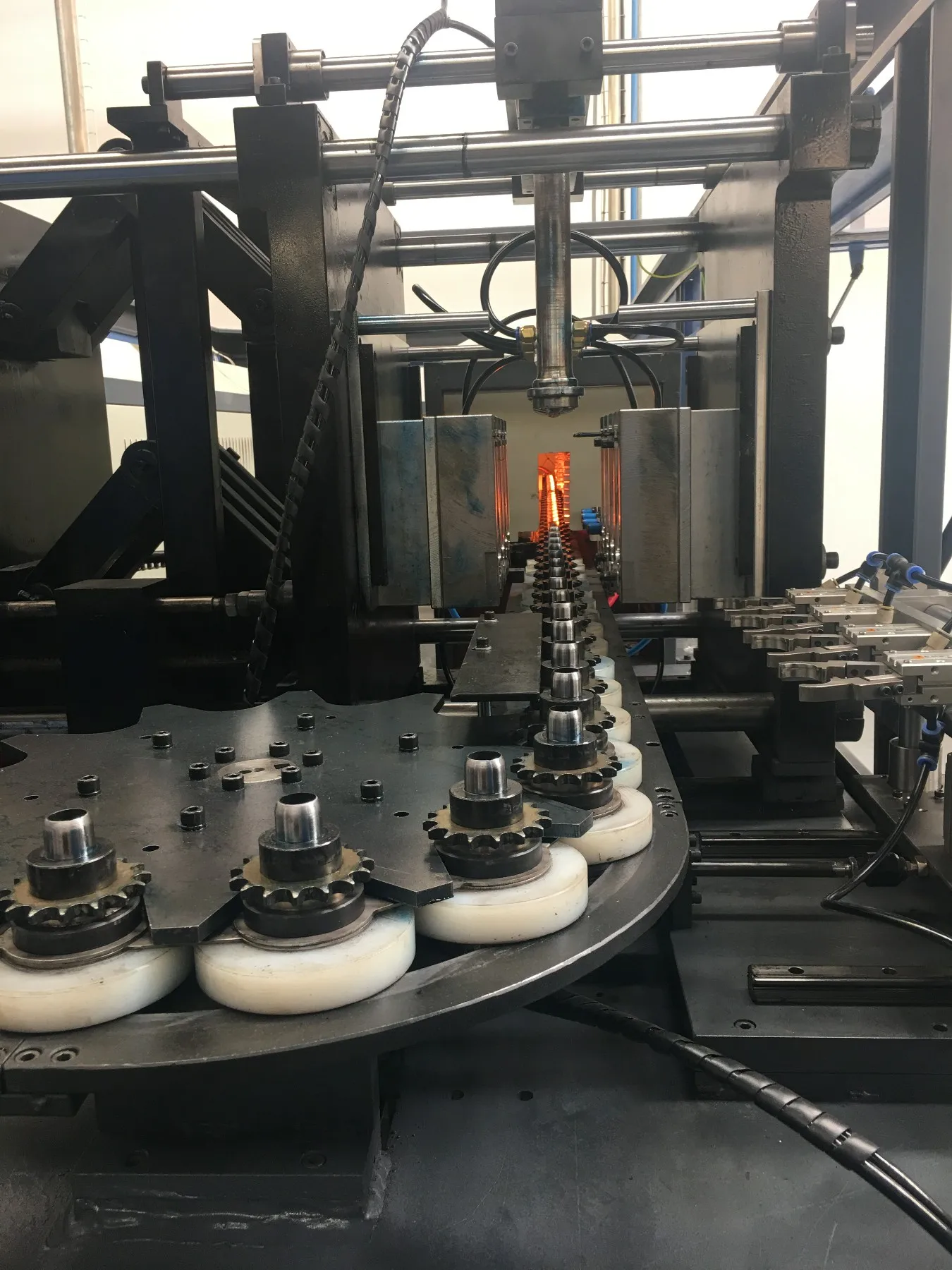 4cav 4000BPH automatic pet bottle stretch blow molding machine