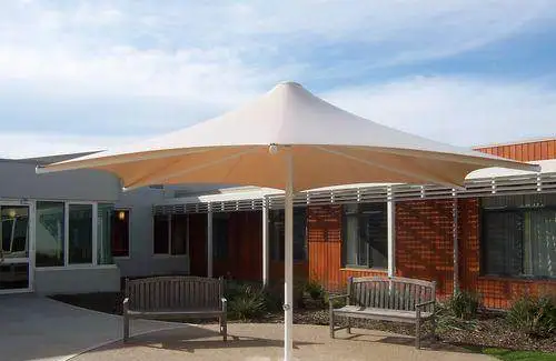 Наружный архитектурный мембранный зонт для зоны отдыха