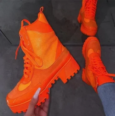 Женские сапоги на платформе Martens, белые сапоги до колена на толстой подошве, со шнуровкой, большие размеры до 43