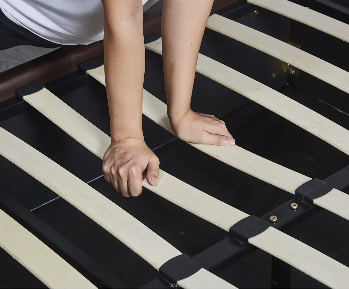  Кровать с мягкой платформой из искусственной кожи Vienna деревянными реечками (Queen)