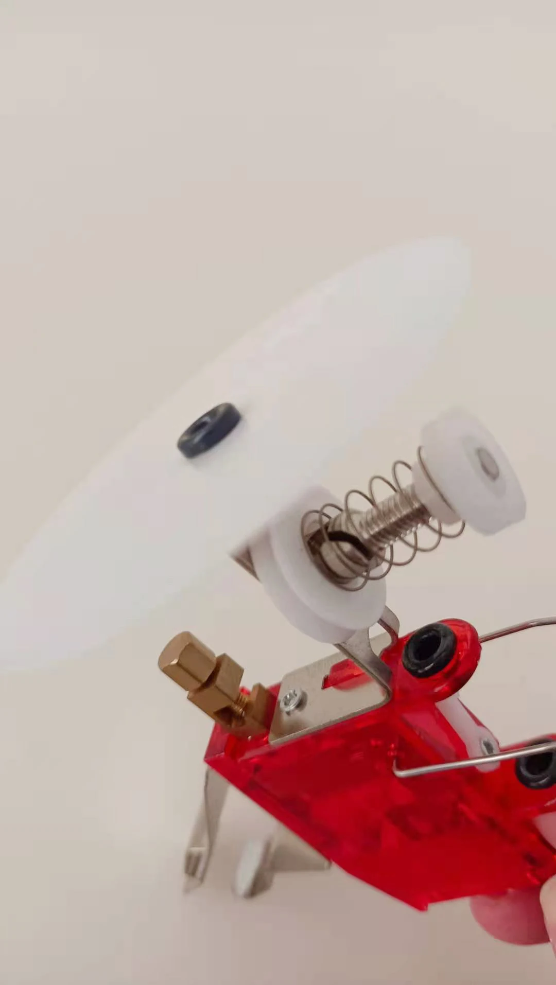 Датчики разрыва пряжи для использования в плоской вязальной машине