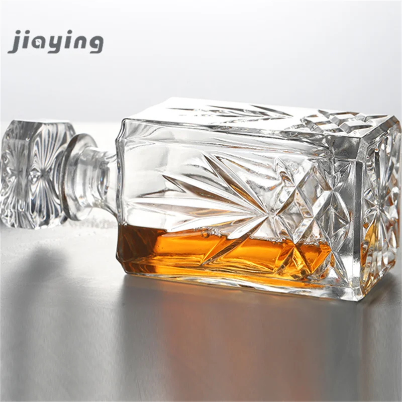 Wholesale Square Clear Whiskey Decanter Diamond Whiskey Glass Set With 4 Cups For Bar