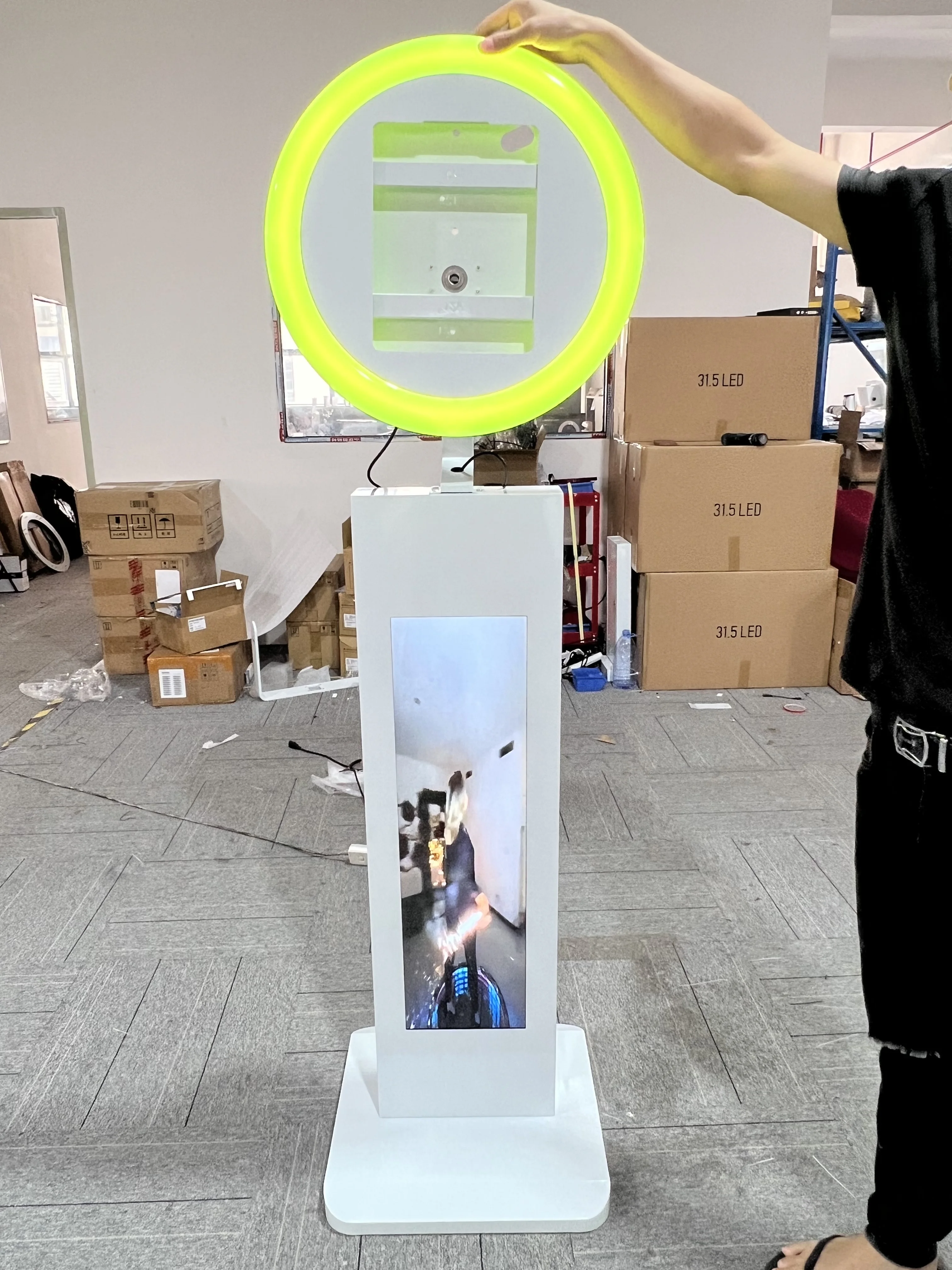 Portable Selfie Photo Booth 29 Inch Stretched Bar Screen LCD Ipad Photo Booth with Wheels