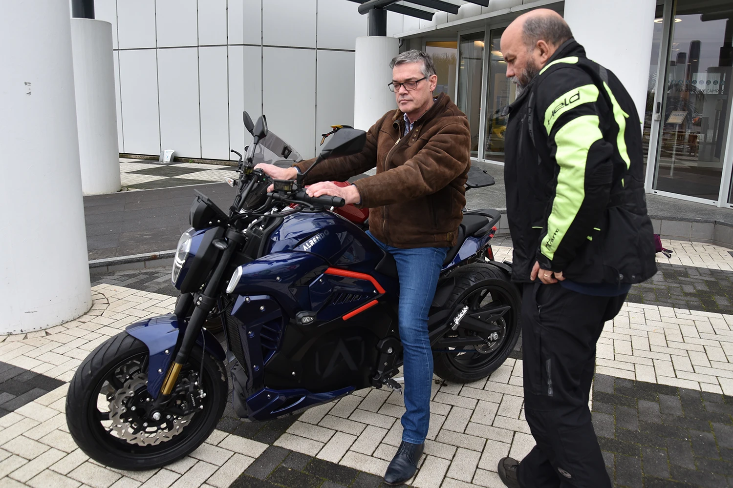 133v High Speed Central Motor Electric Motorcycle Alrendo High Performance with Water Cooling System