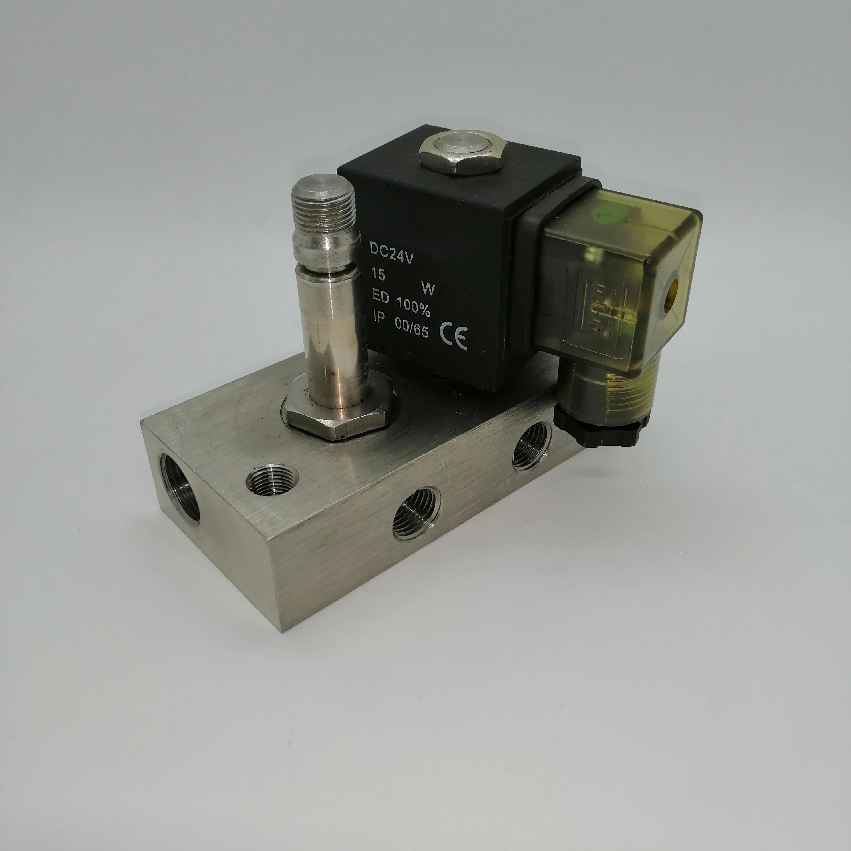 China XINYIPC 2 Way Low Pressure Water Manifold Solenoid Valve valve group base