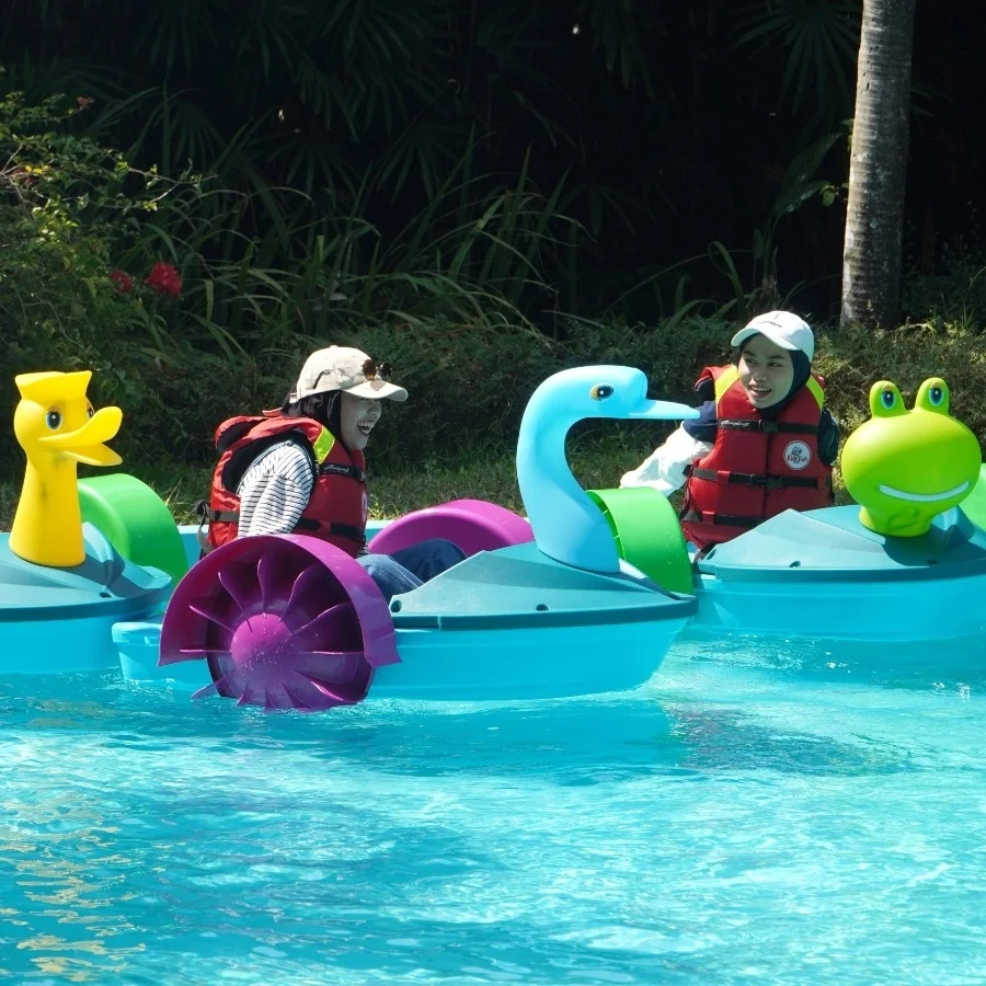 Customized shape swan frog durable HDPE with light mini kids paddle boat for sale