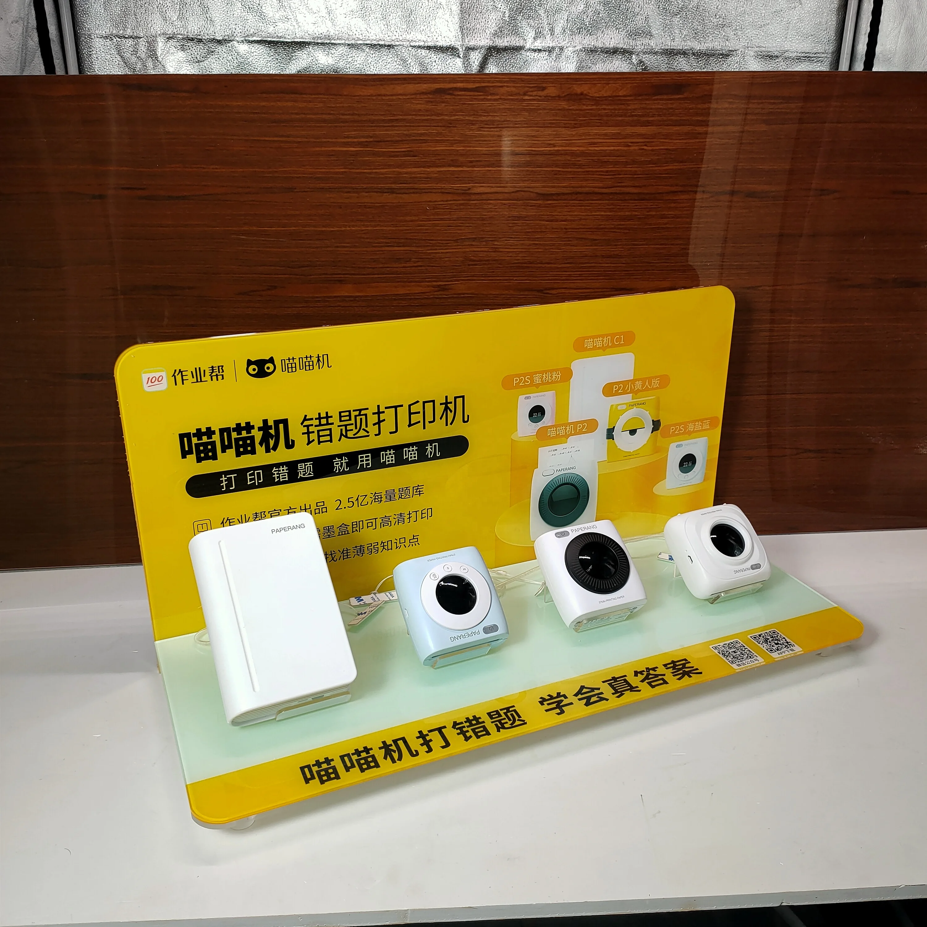 Акриловый выставочный стенд из оргстекла под заказ