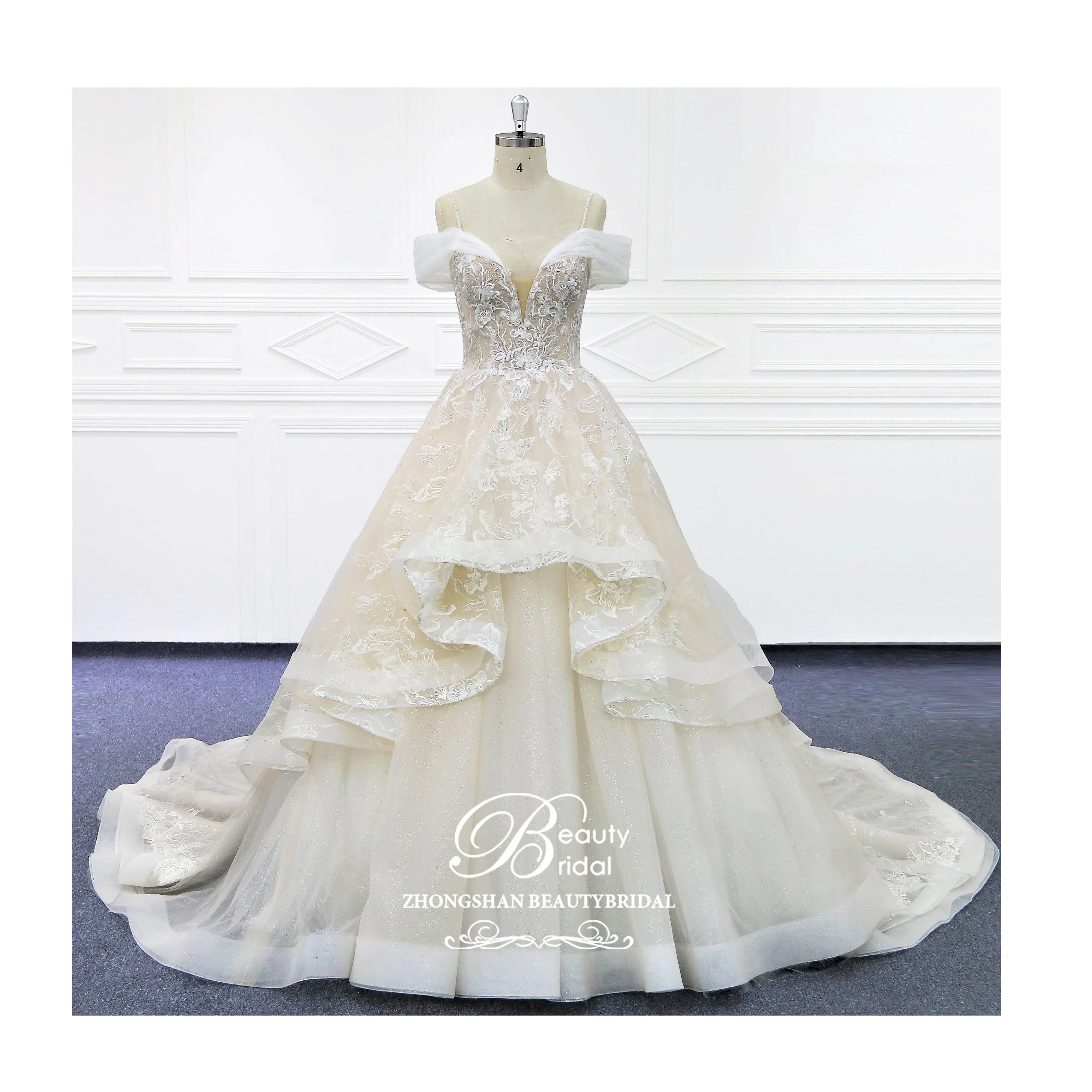 Короткое и длинное свадебное платье с открытыми плечами