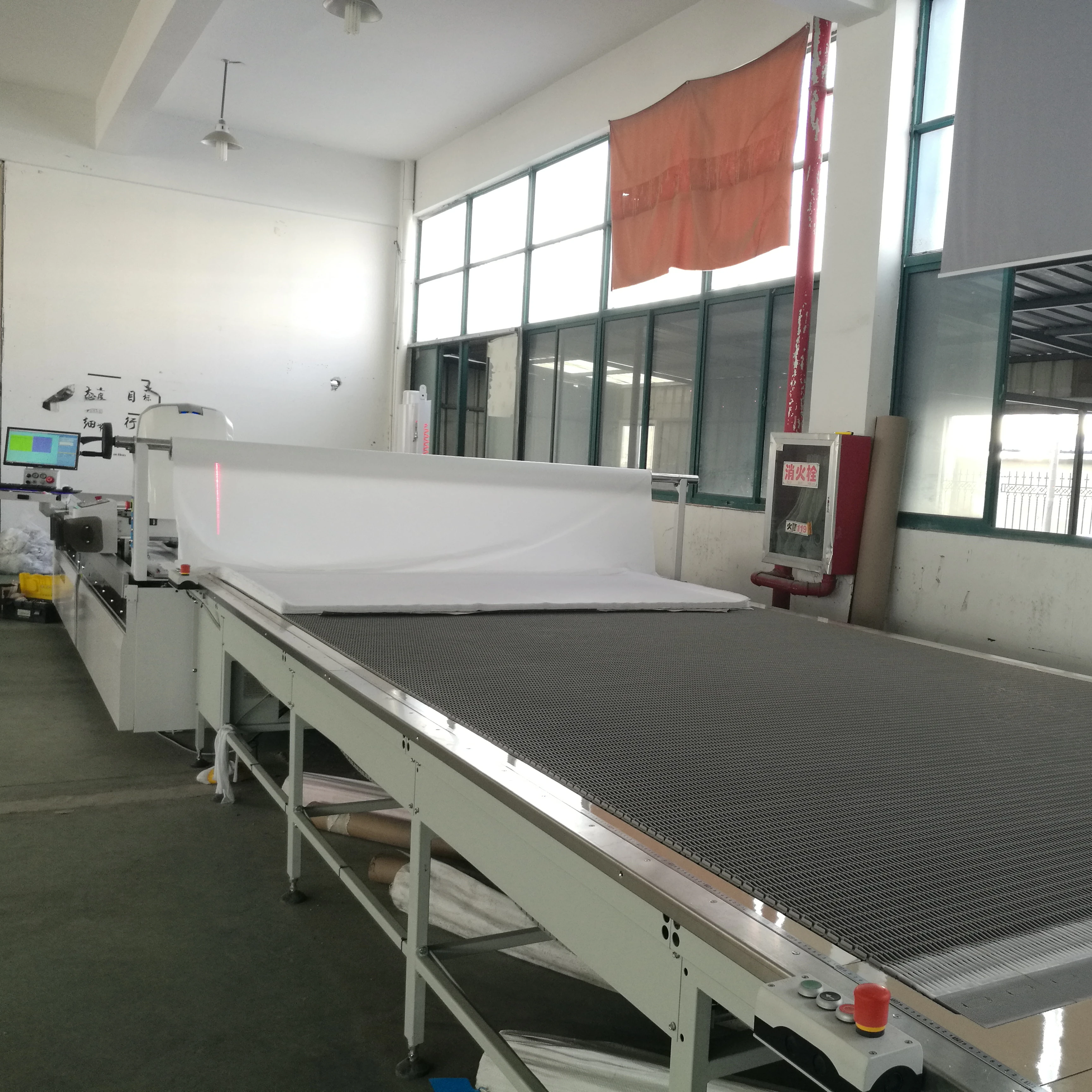 Расширительный стол для ткани на гусеничном ходу для расширительной машины с устройством воздушной флотации