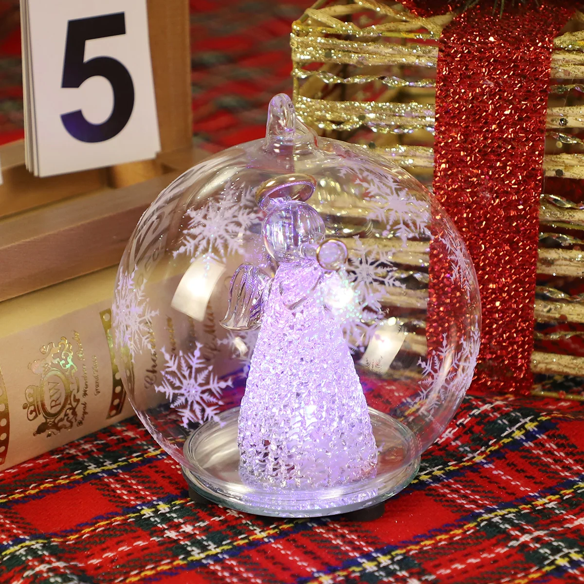 Hot selling decoration clear glass dome with Led lights Christmas LED round dome flower display with wood base
