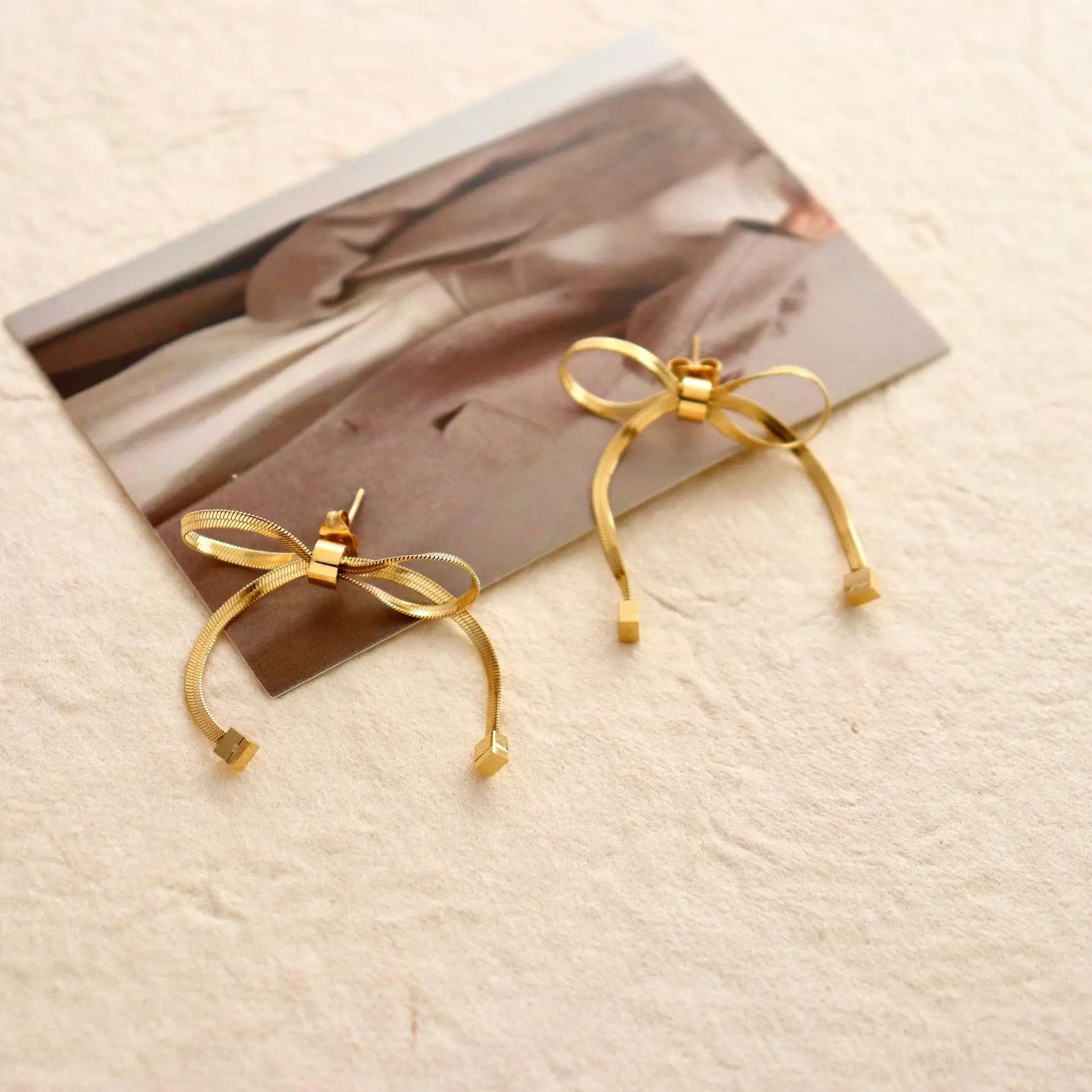 Korean version of ins cold style simple personality niche design female sweet snake chain tie bow stainless steel earrings