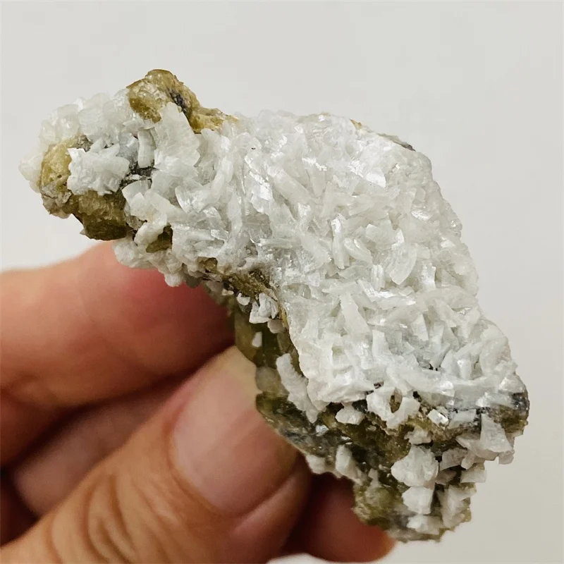 Wholesale Natural Mineral Specimen gold mica with dolomite rocks healing raw siderite for fengshui