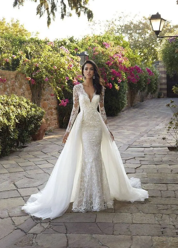 Detachable tulle wedding train decorated with lace at the waist of the skirt