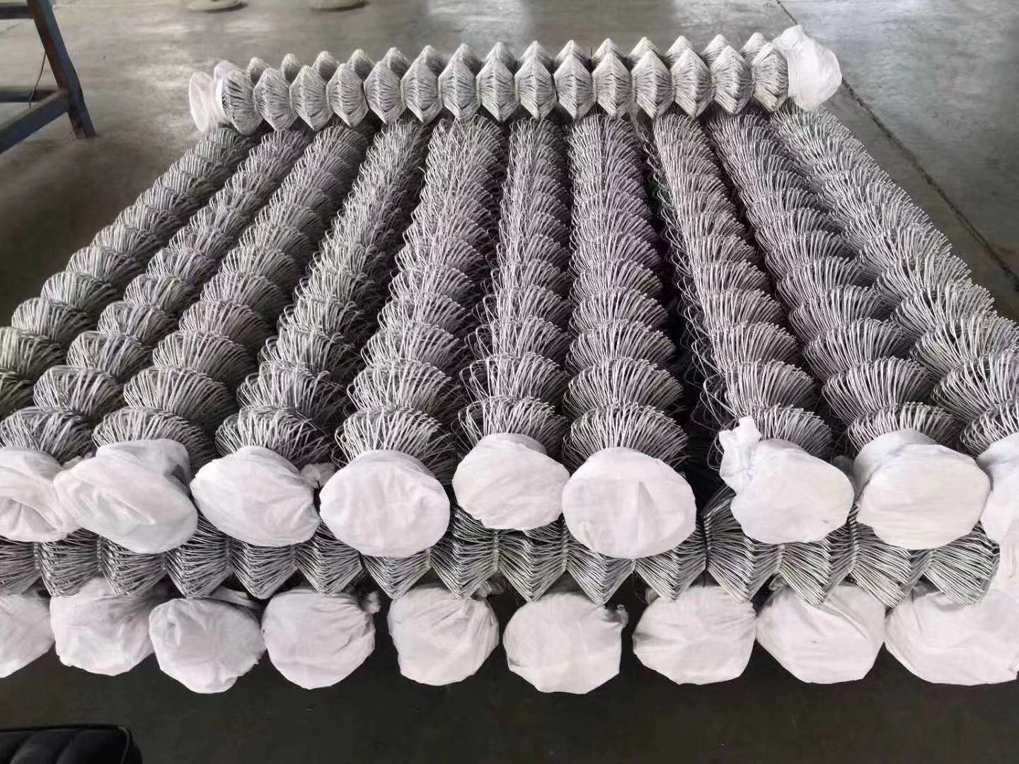 Iron Wire Mesh Used Chain Link Fence for Sale Diamond Hot PVC Surface Finish Gauge Material Electric Origin Type Shape Hole HEB