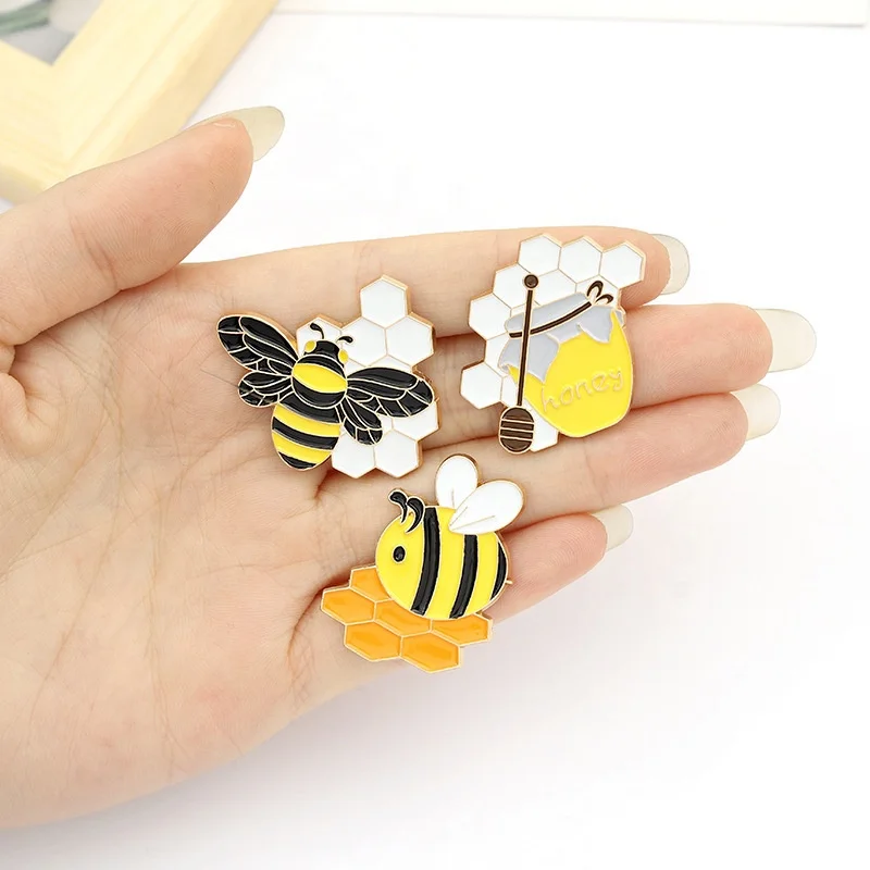 Unique Design Wholesale Factory Price Yellow Bee Lovely Charming Gold Plated Fashion Lapel Pins
