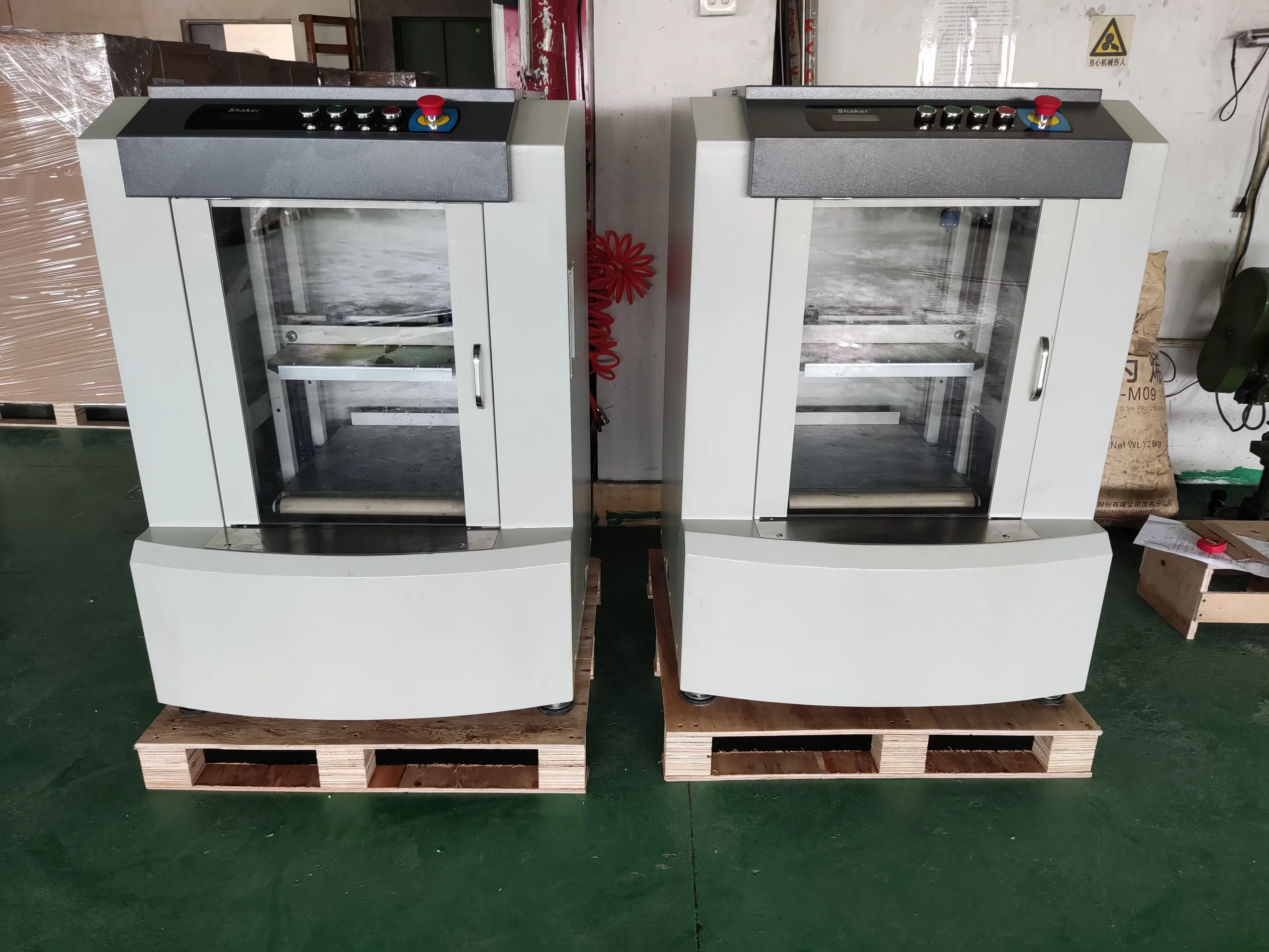 Automatic clamping paint shaker