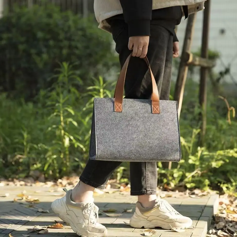 Сумка-тоут из войлока для отдыха и поездок является обязательной для прогулок и может быть настроена по цвету и размеру