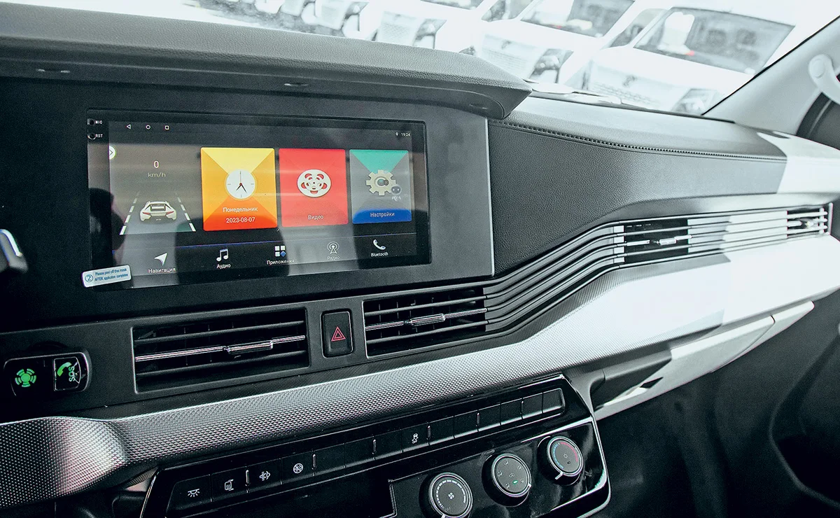 30% Deposit of Brand New Made in China by Dongfeng Yufeng V9E Affordable 4x2 550km Range EV Cargo Van Shuttle EV Bus on Sale