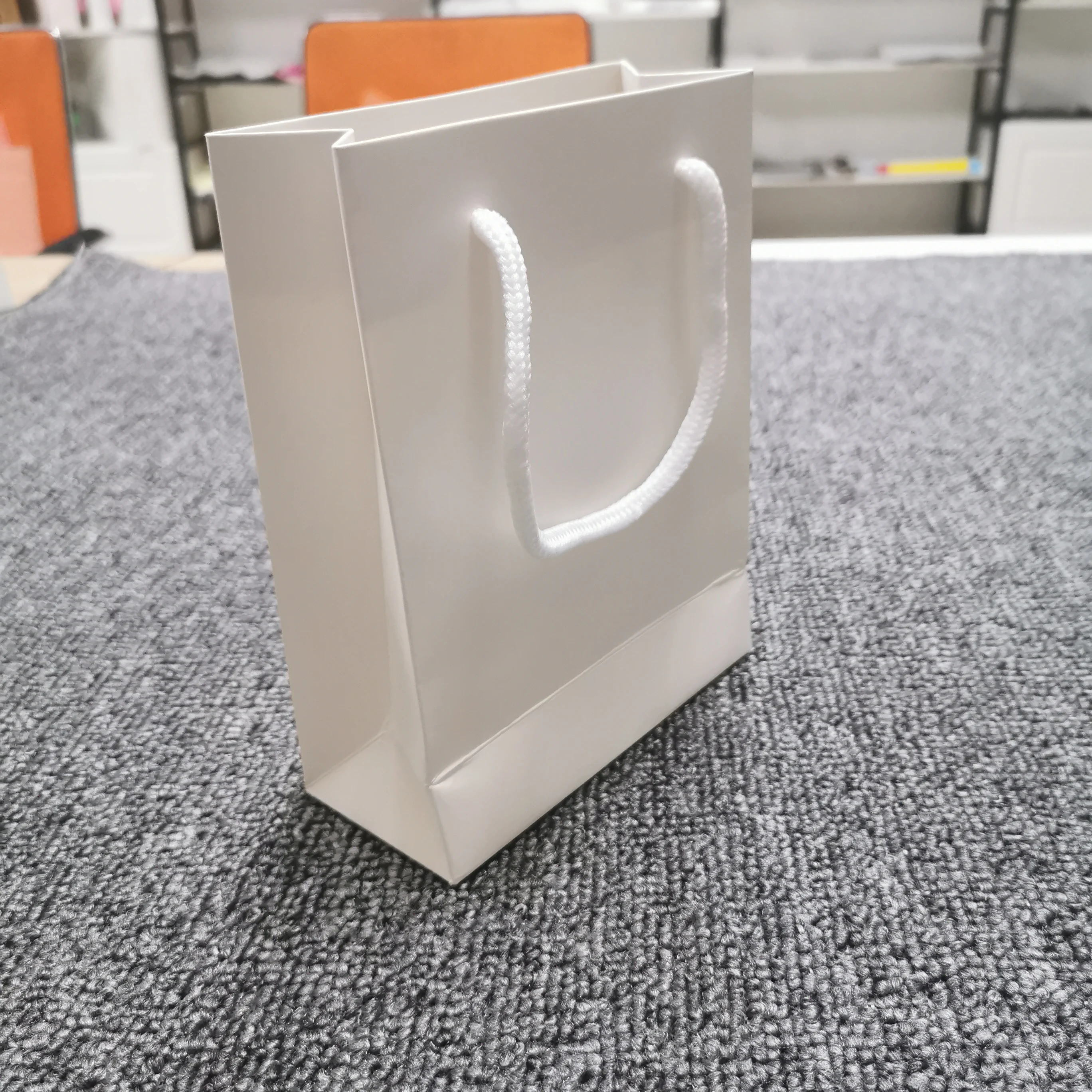 Custom luxury recycled white card paper shopping bag for packaging gift with rope handle