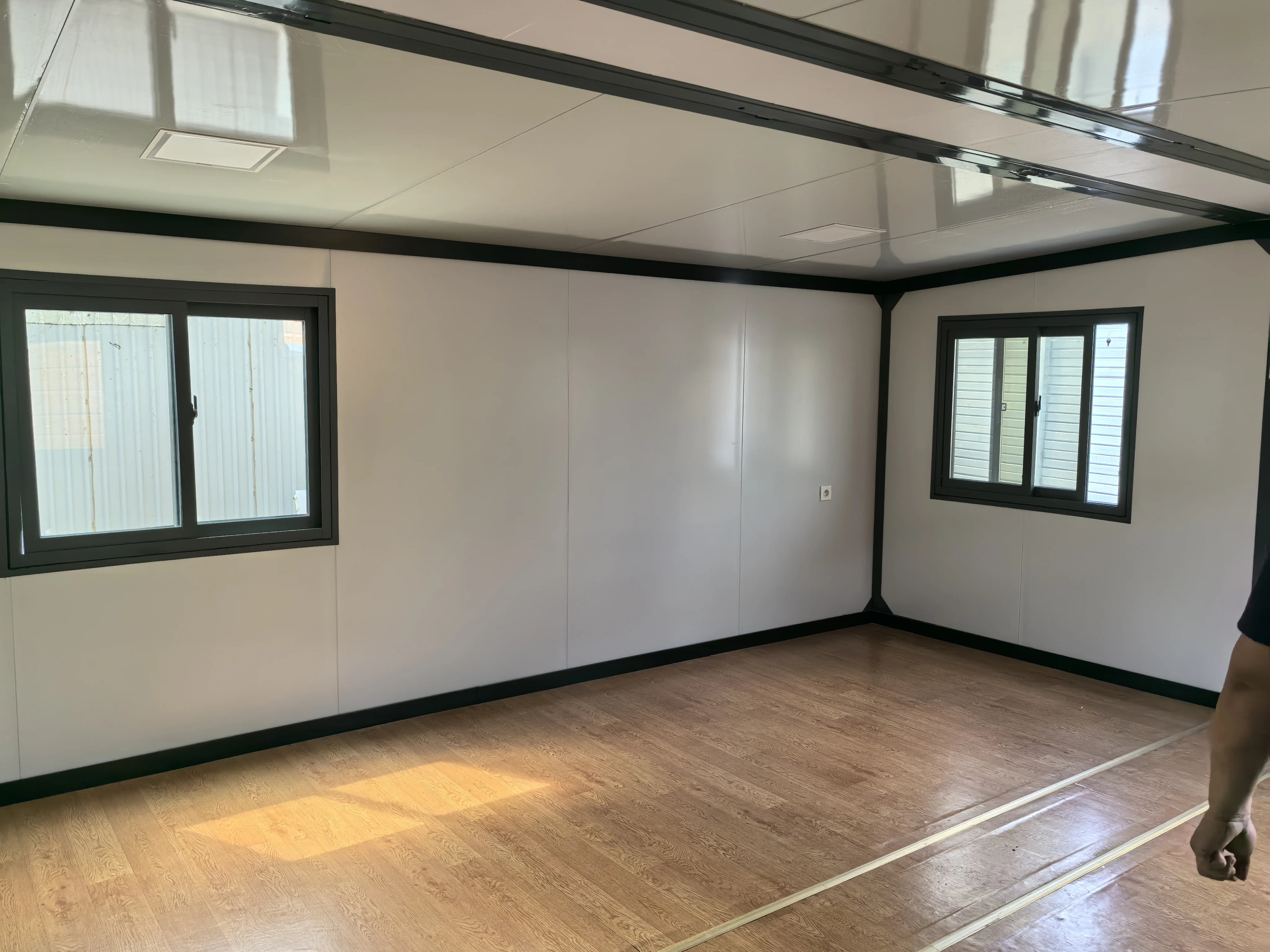 Wholesale Price 20 feet 30 feet 40 Feet Modern Portable Container House Prefab Mobile Homes Luxury Villa Expandable House