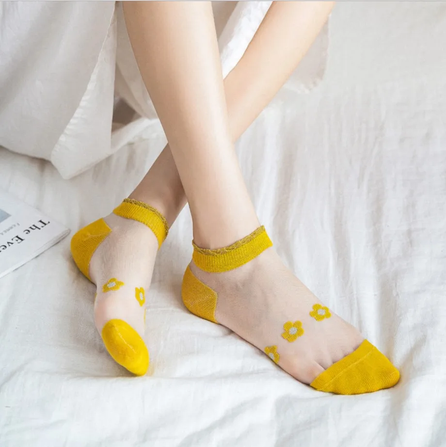 New socks women summer shallow mouth invisible breathable Korean version of cute students transparent small daisy glass stocking
