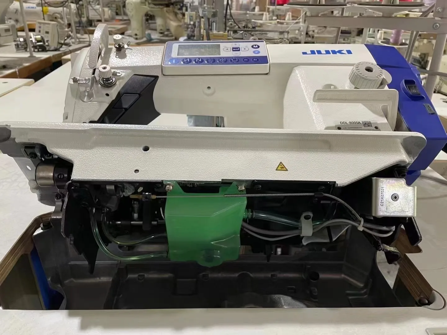 Original Jukis 8000A High Speed Single Needle Lockstitch Sewing Machine With Automatic Thread Trimming Sewing Heavy Materials