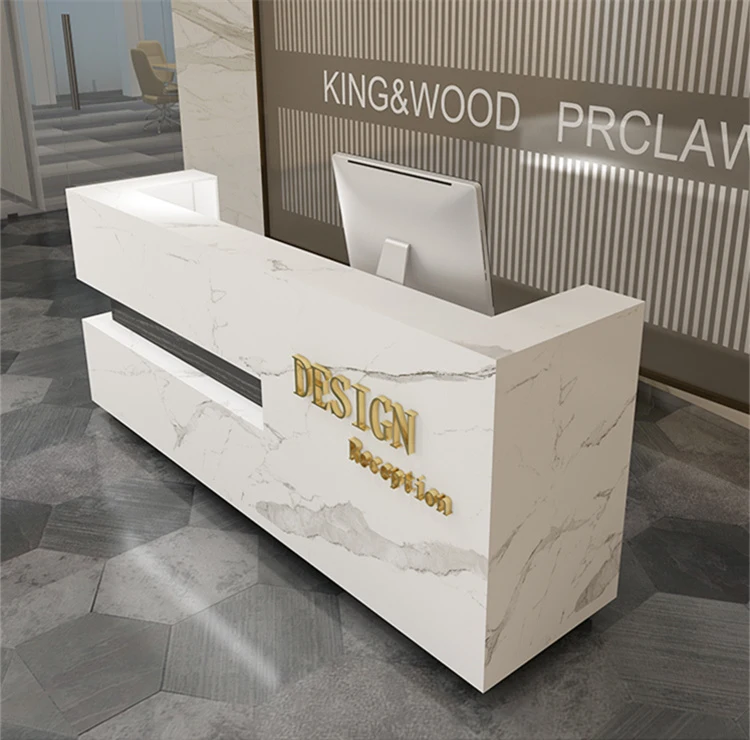 Небольшая стойка регистрации в салоне